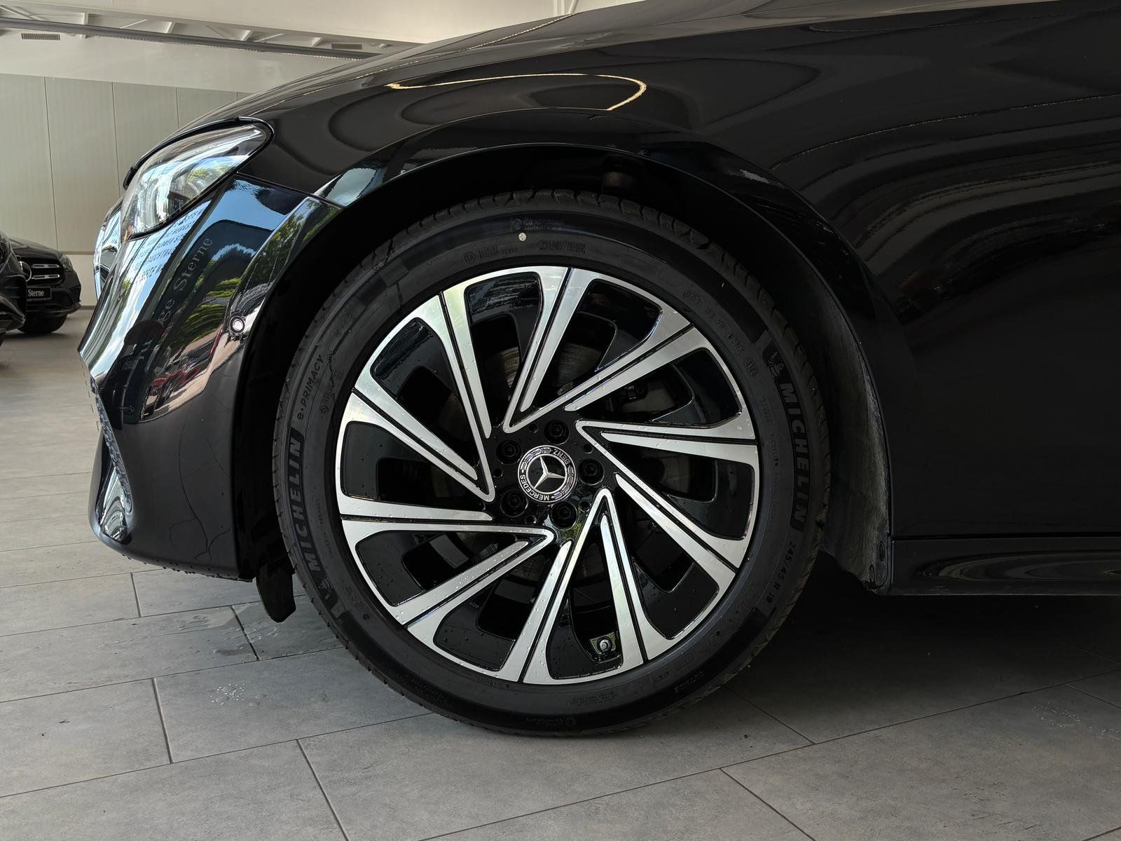 Fahrzeugabbildung Mercedes-Benz E 220 d AVANTGARDE PANO+DISTRONIC+TOTWINKEL+19"