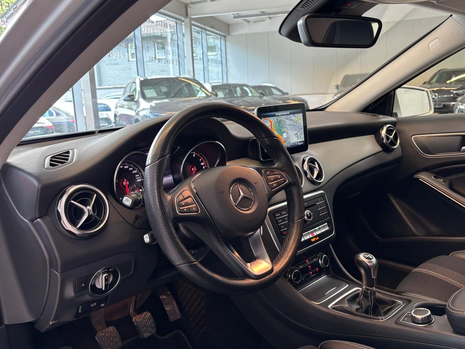 Fahrzeugabbildung Mercedes-Benz GLA 180 Urban KAMERA+LED+PARKTRONIC+SITZHIEZUNG