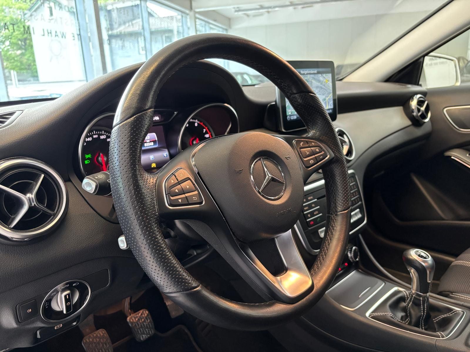 Fahrzeugabbildung Mercedes-Benz GLA 180 Urban KAMERA+LED+PARKTRONIC+SITZHIEZUNG