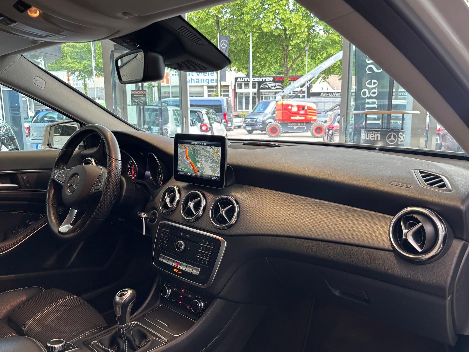 Fahrzeugabbildung Mercedes-Benz GLA 180 Urban KAMERA+LED+PARKTRONIC+SITZHIEZUNG