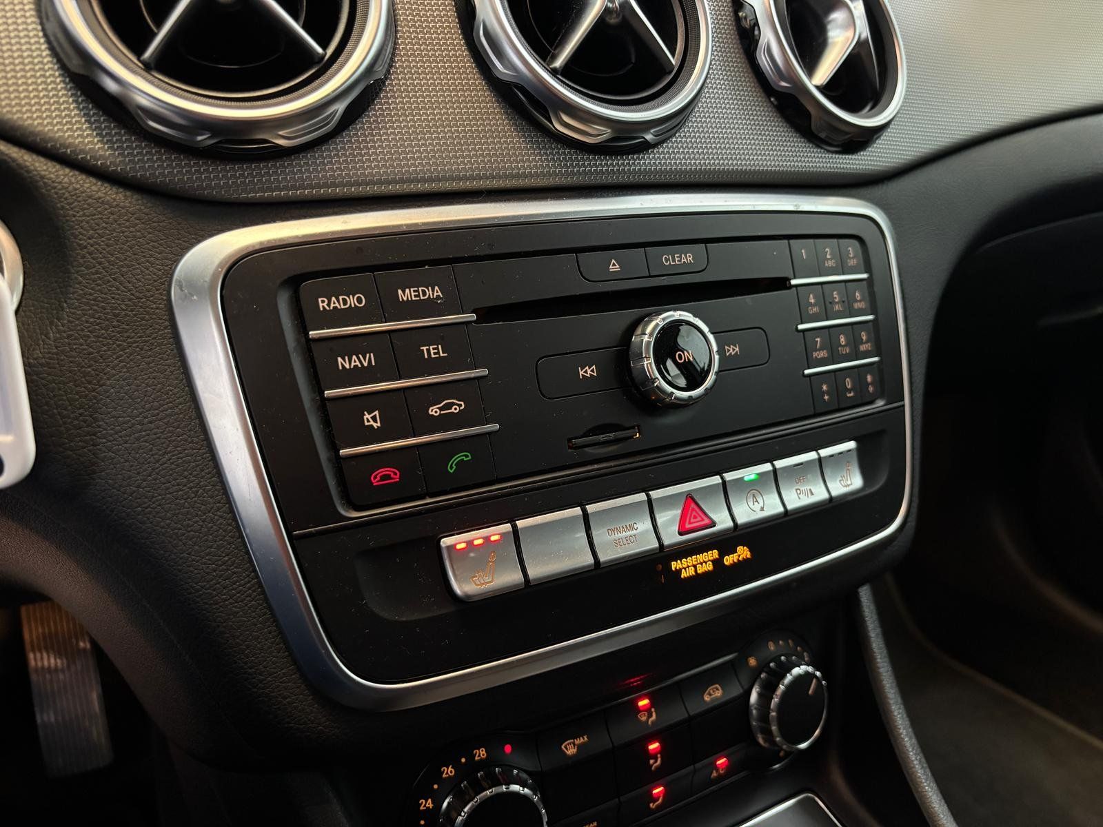 Fahrzeugabbildung Mercedes-Benz GLA 180 Urban KAMERA+LED+PARKTRONIC+SITZHIEZUNG