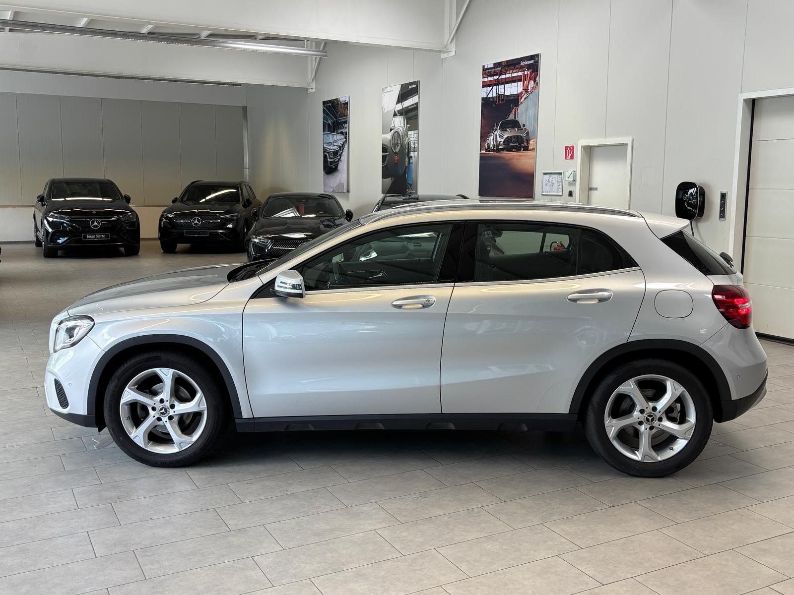 Fahrzeugabbildung Mercedes-Benz GLA 180 Urban KAMERA+LED+PARKTRONIC+SITZHIEZUNG