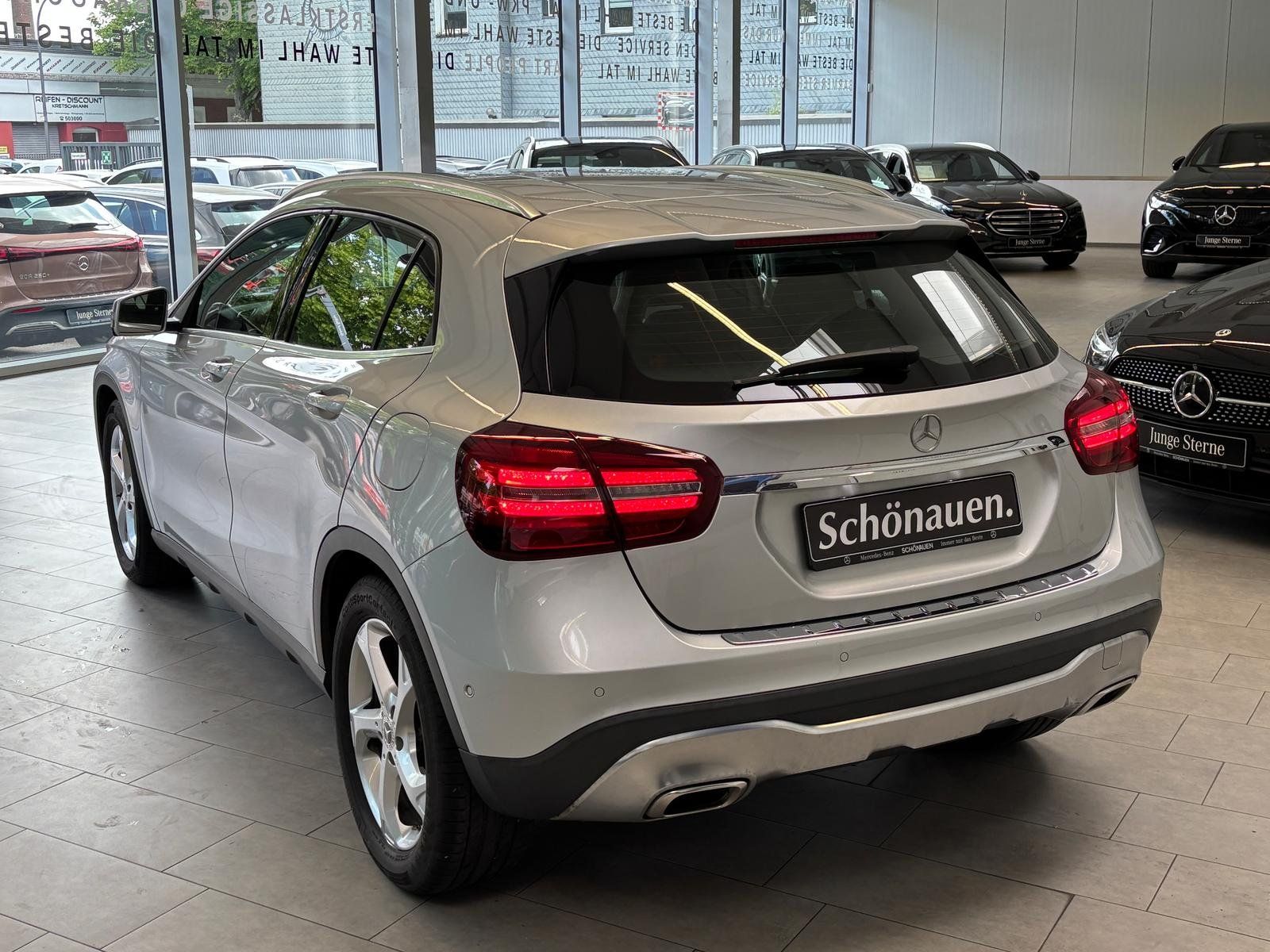 Fahrzeugabbildung Mercedes-Benz GLA 180 Urban KAMERA+LED+PARKTRONIC+SITZHIEZUNG