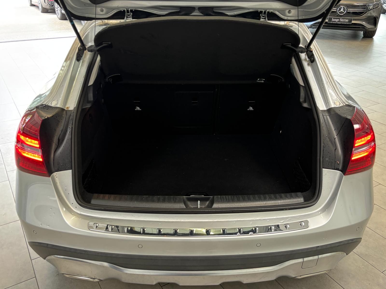 Fahrzeugabbildung Mercedes-Benz GLA 180 Urban KAMERA+LED+PARKTRONIC+SITZHIEZUNG
