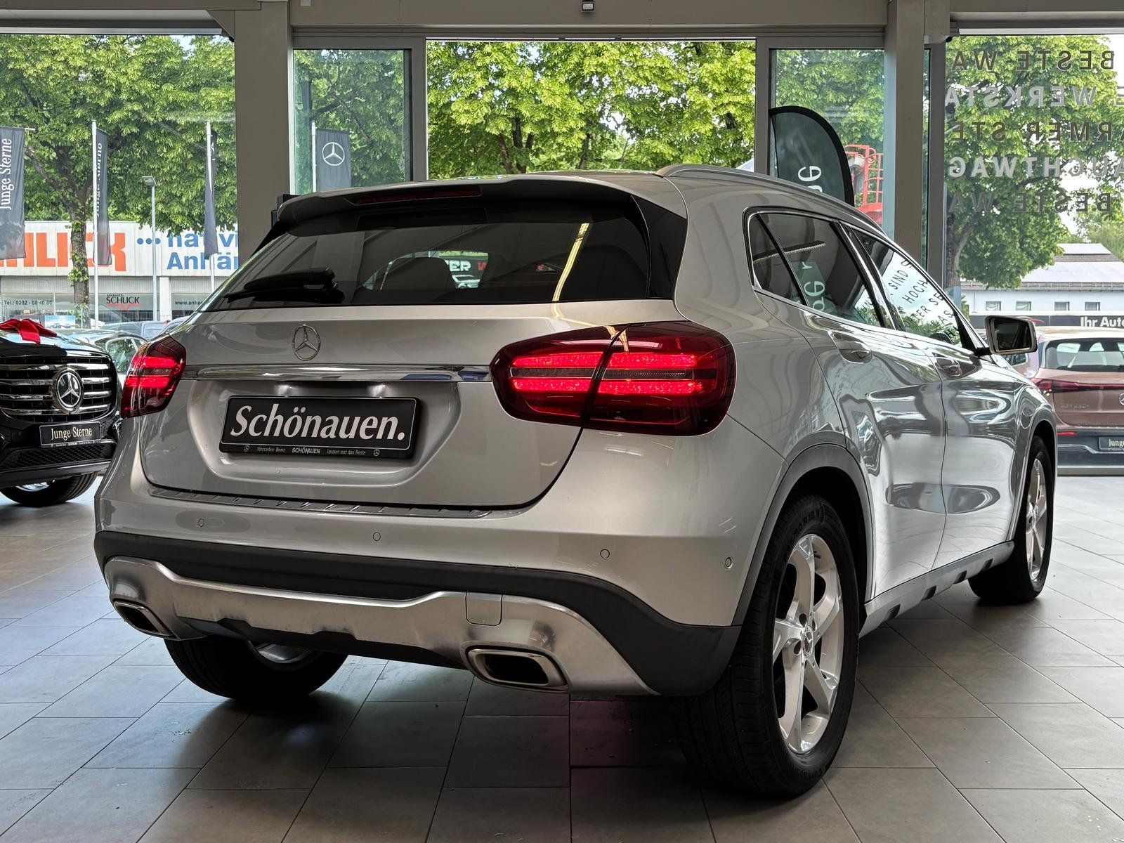 Fahrzeugabbildung Mercedes-Benz GLA 180 Urban KAMERA+LED+PARKTRONIC+SITZHIEZUNG