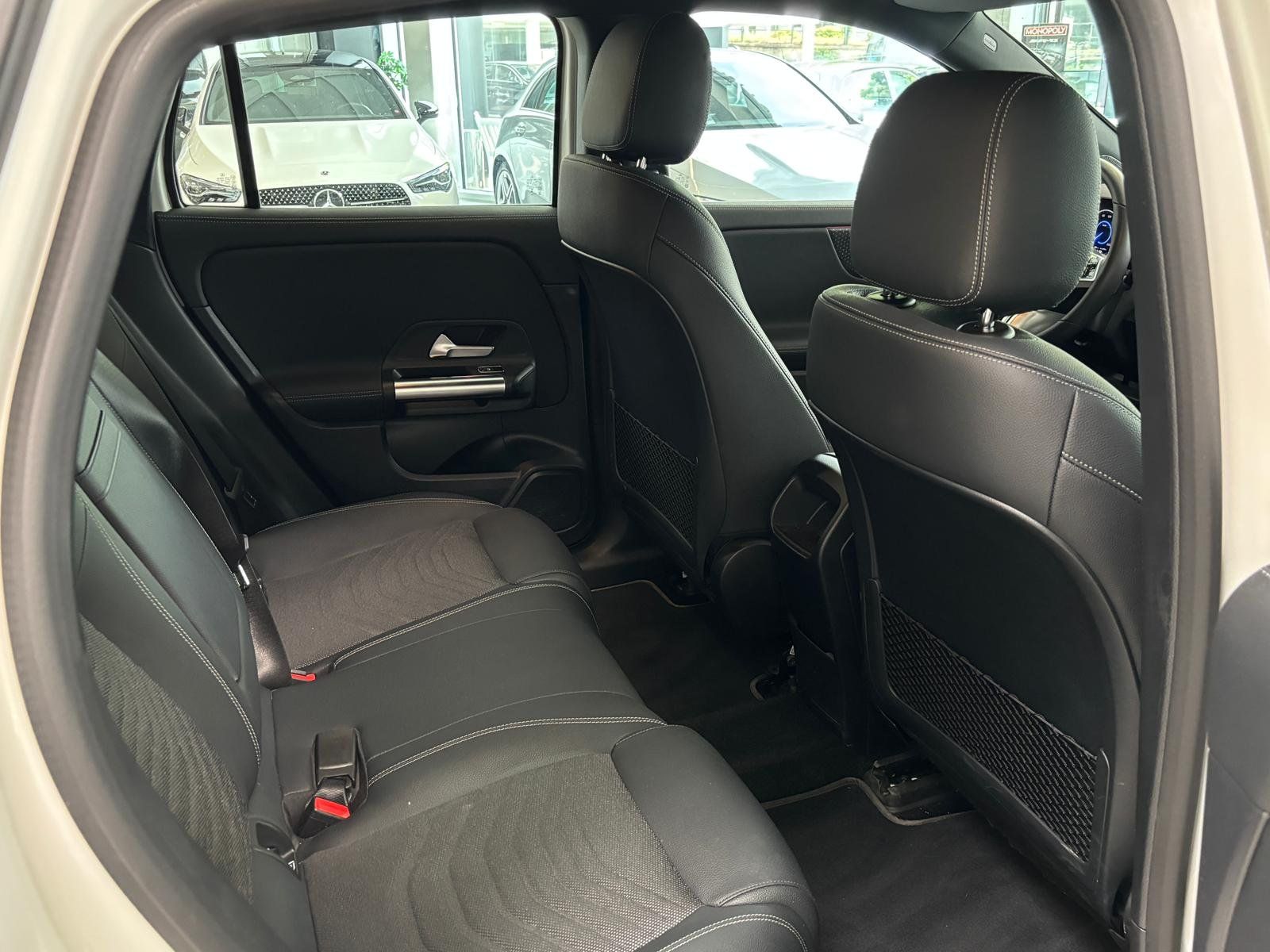 Fahrzeugabbildung Mercedes-Benz EQA 300 4M PROGRESSIVE ADV.+CARPLAY+VZ-ASSIST