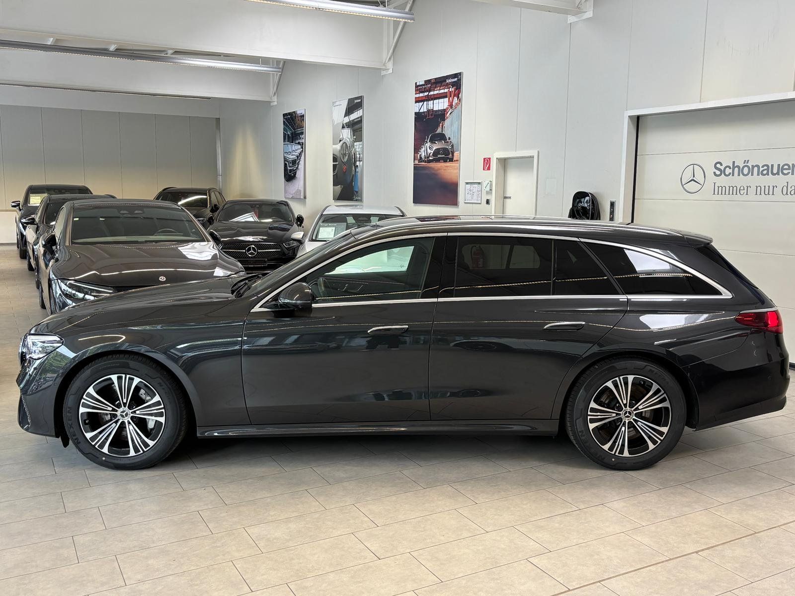 Fahrzeugabbildung Mercedes-Benz E 450 d 4M T PANO+LEDER+AHK+DISTRO+KEYLESS+360°