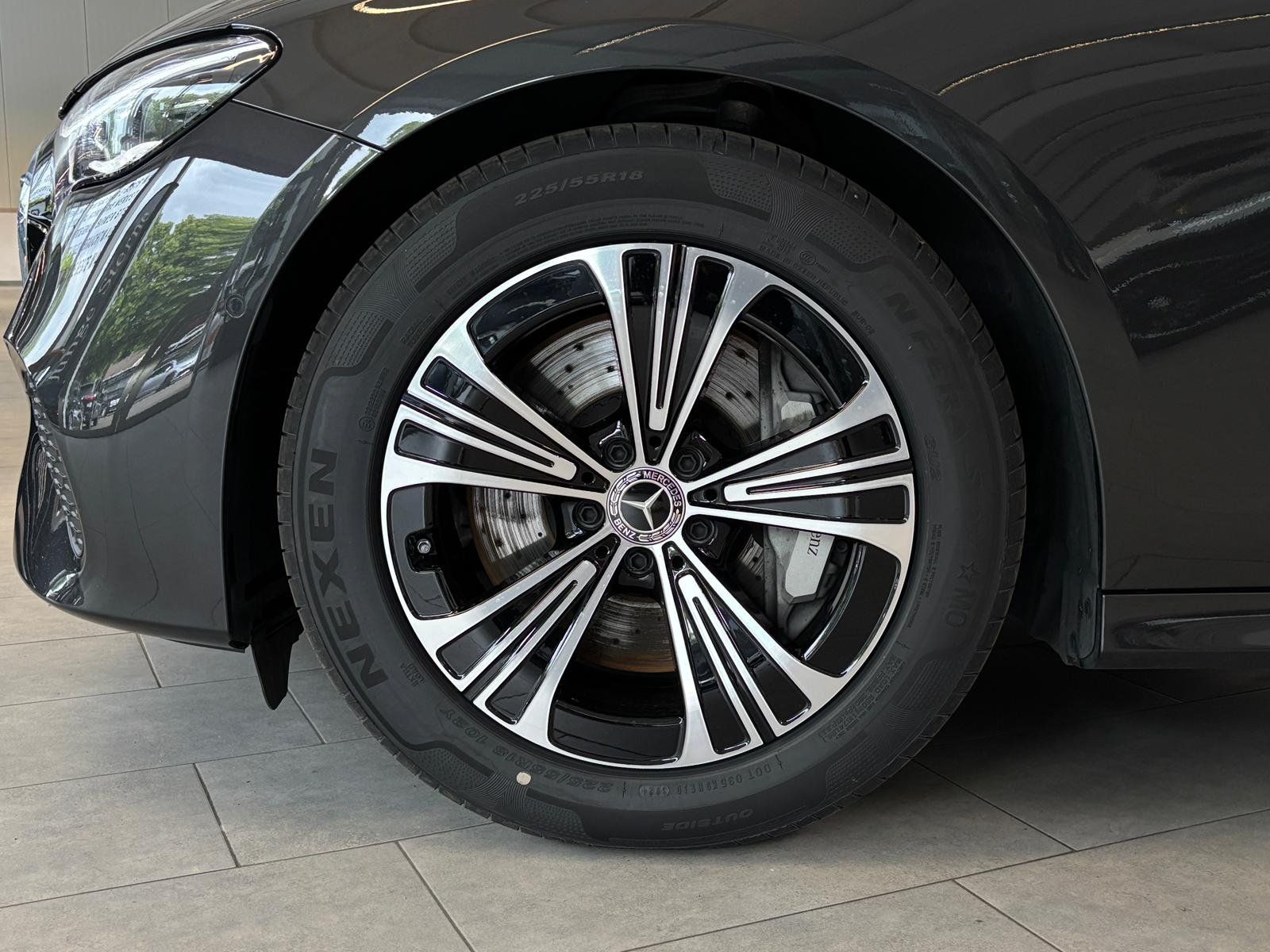 Fahrzeugabbildung Mercedes-Benz E 450 d 4M T PANO+LEDER+AHK+DISTRO+KEYLESS+360°