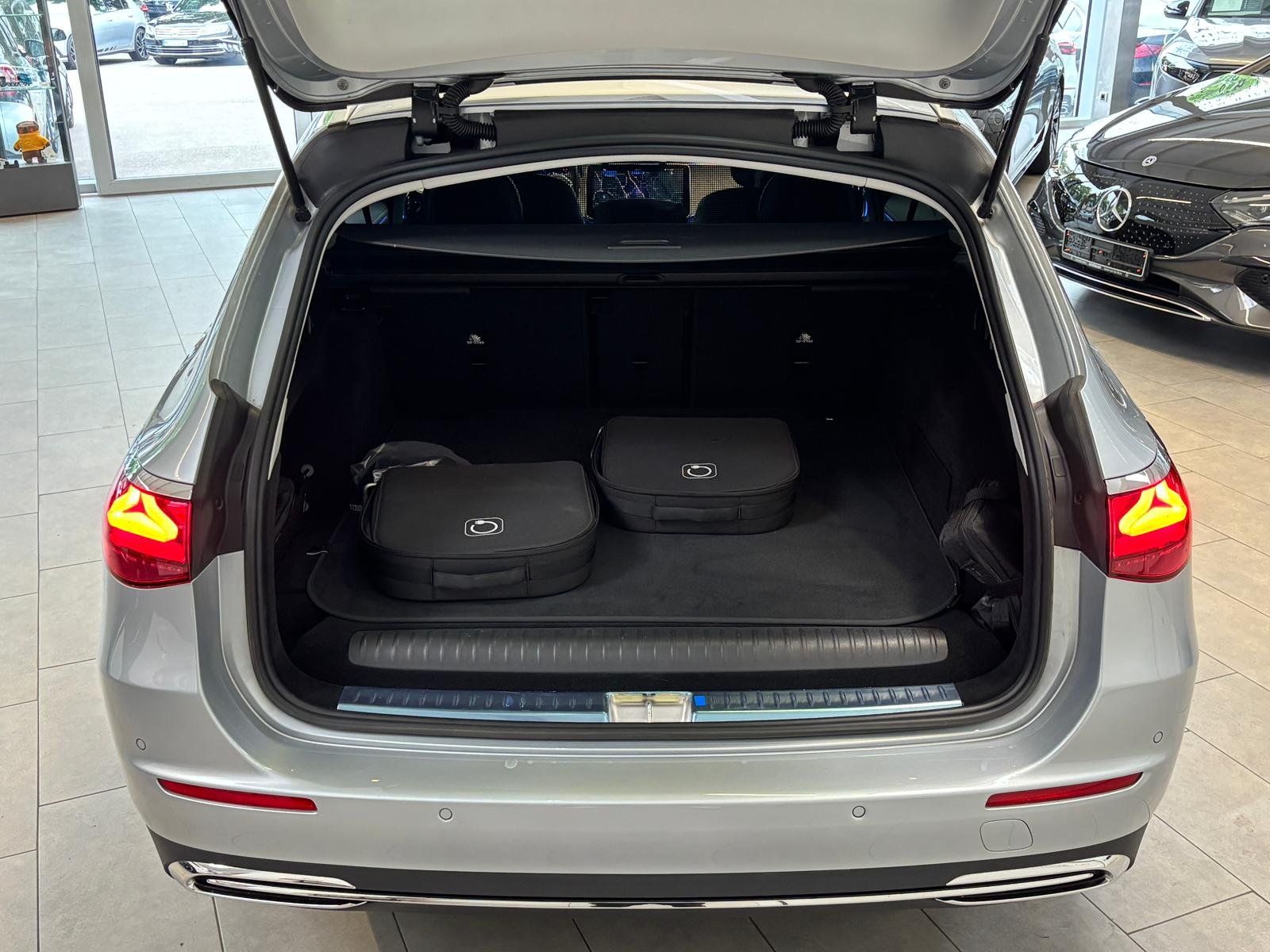 Fahrzeugabbildung Mercedes-Benz E 300 de T AVANTGARDE ADV+AHK+PRIVACY+SIDEBAGFON