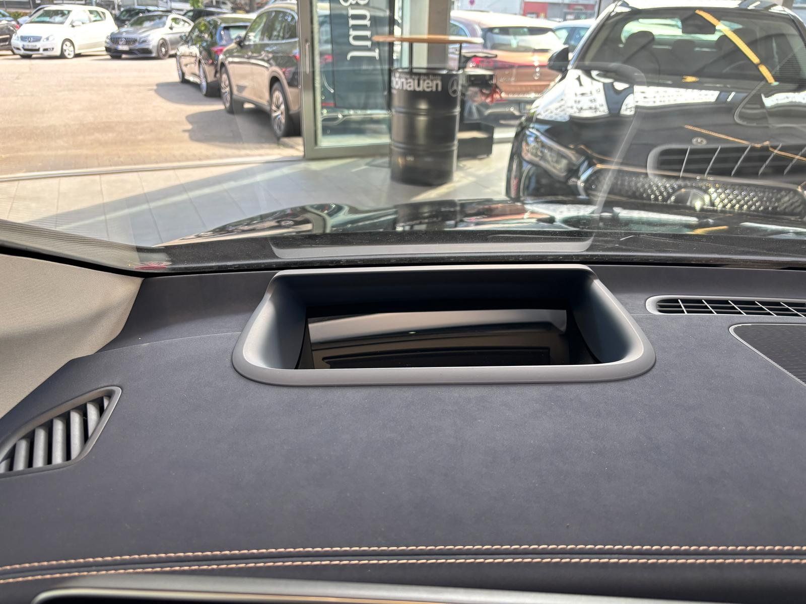 Fahrzeugabbildung Mercedes-Benz EQE 300 PREMIUM HAL10°+HUD+AHK+DIGITAL+AC22+BURM