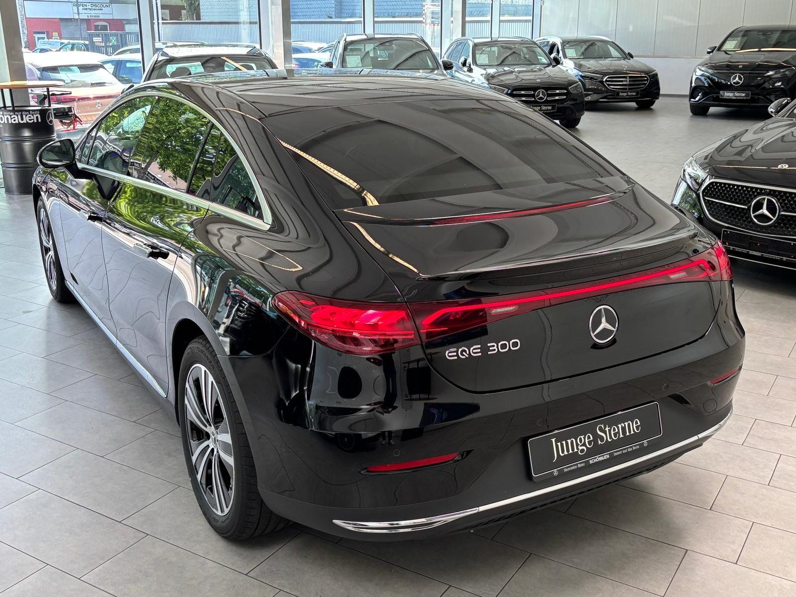 Fahrzeugabbildung Mercedes-Benz EQE 300 PREMIUM HAL10°+HUD+AHK+DIGITAL+AC22+BURM