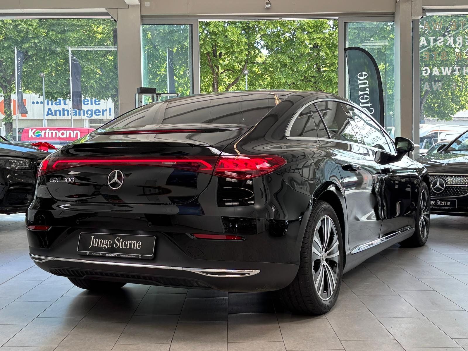 Fahrzeugabbildung Mercedes-Benz EQE 300 PREMIUM HAL10°+HUD+AHK+DIGITAL+AC22+BURM