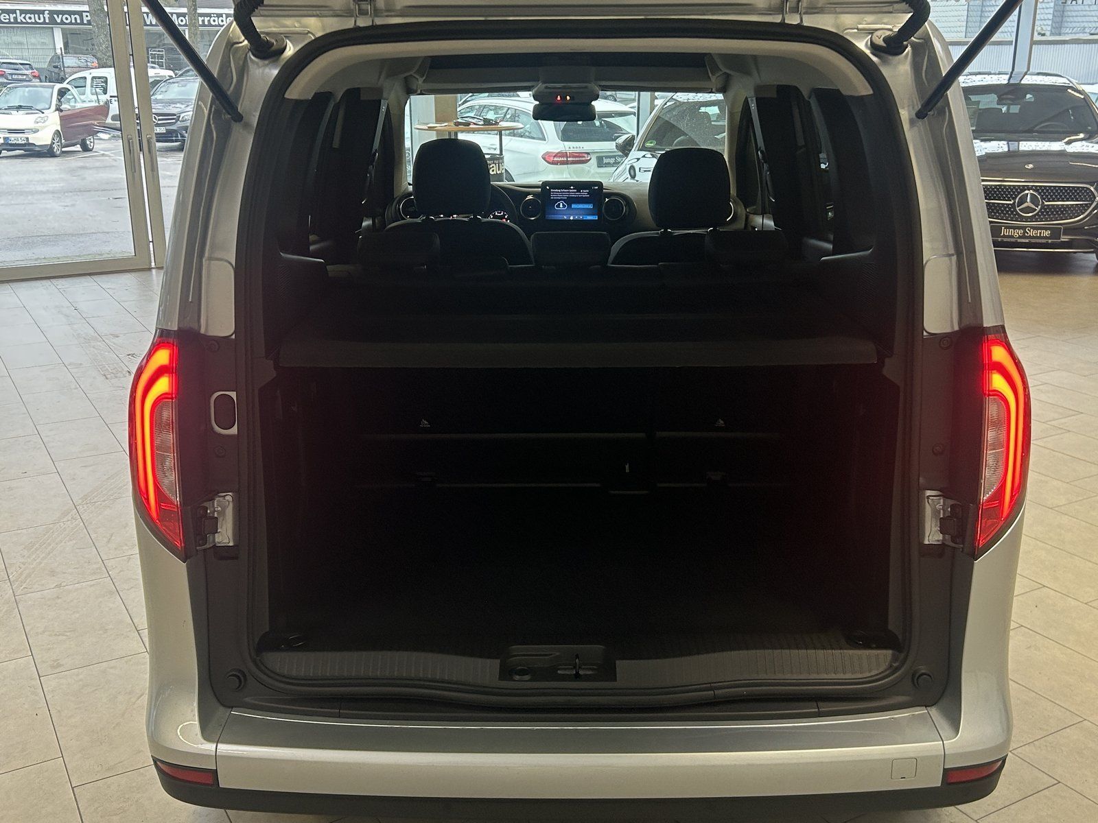 Fahrzeugabbildung Mercedes-Benz T 180 FACELIFT24+EDITION+LED+KAMERA+CARPLAY