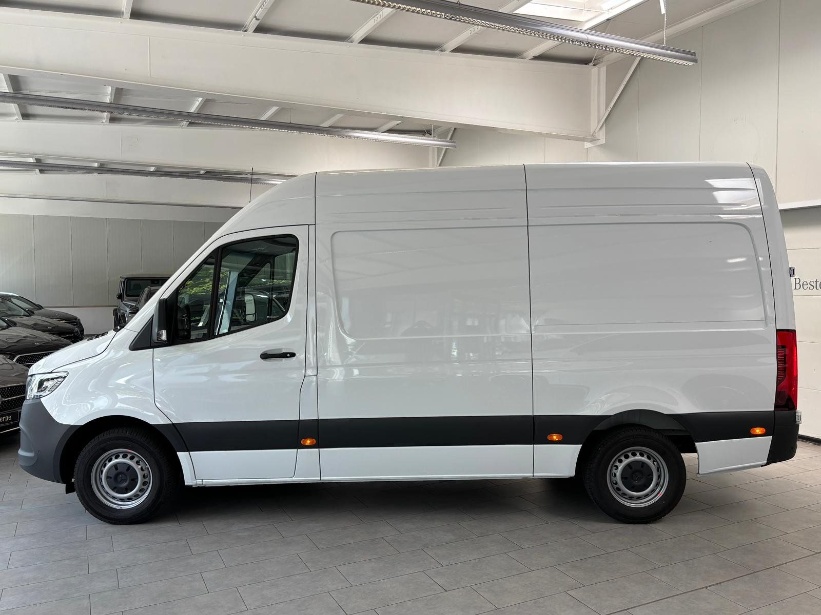 Fahrzeugabbildung Mercedes-Benz Sprinter 317 CDI PRO L2H2+LED+AHK+DISTR+HOLZ+EDW