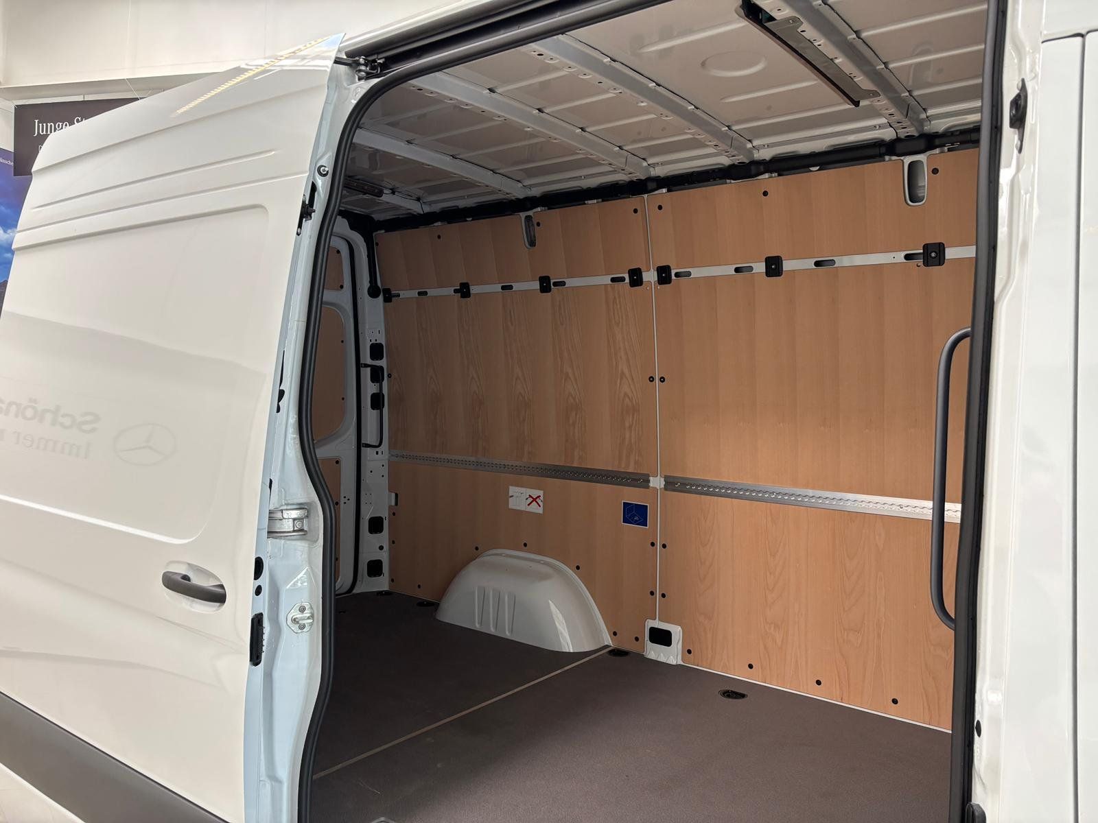 Fahrzeugabbildung Mercedes-Benz Sprinter 317 CDI PRO L2H2+LED+AHK+DISTR+HOLZ+EDW