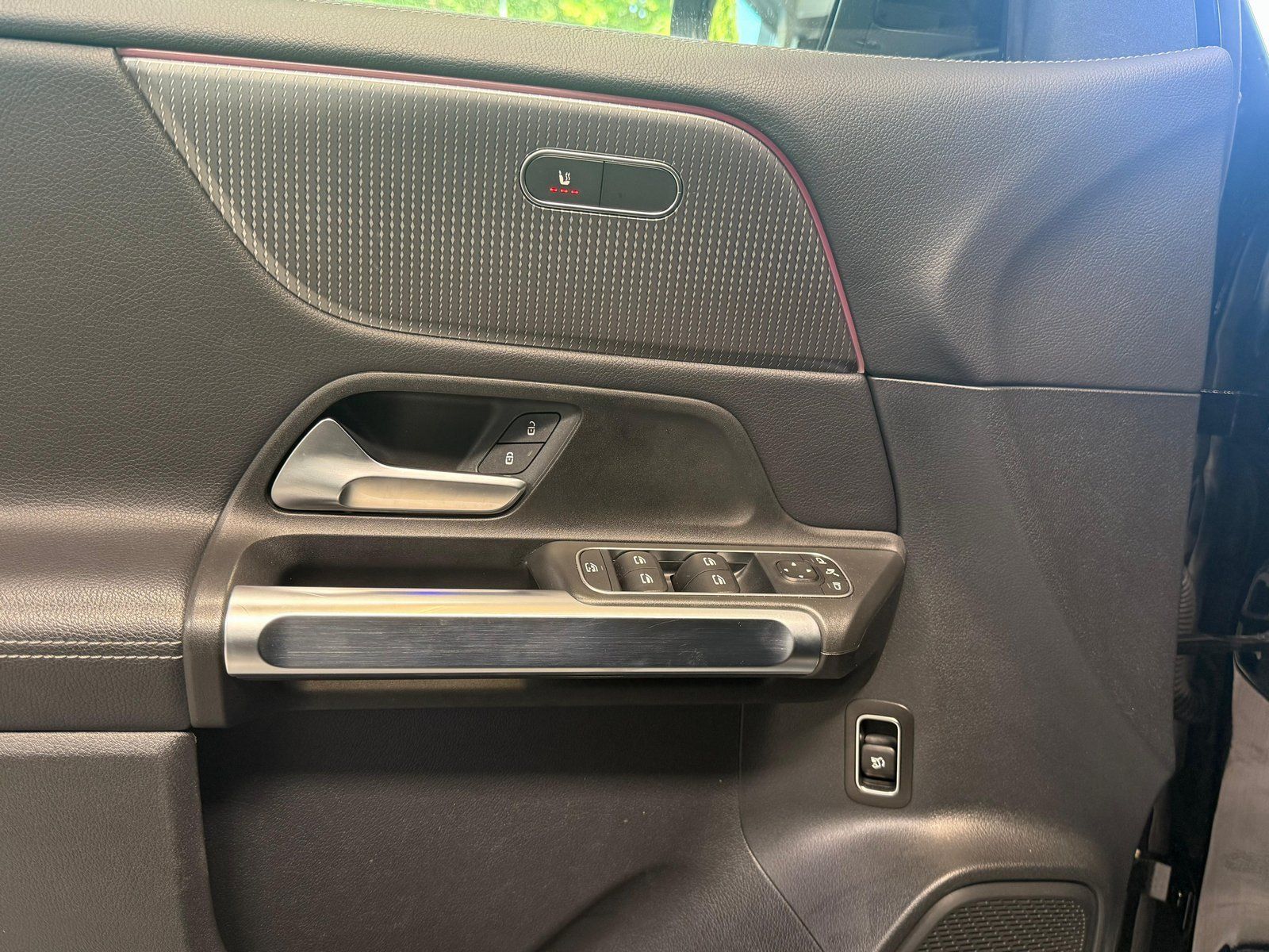 Fahrzeugabbildung Mercedes-Benz GLB 220 d 4Matic AHK+DISTRO+BEAM+360+NIGHT+EASYP