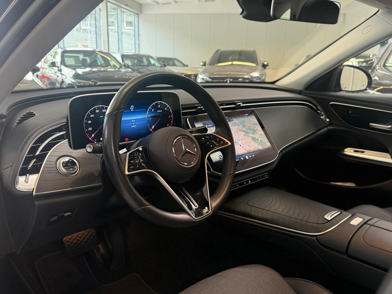 Fahrzeugabbildung Mercedes-Benz E 220 d T PANO+AHK+DISTRONIC+19"+WINTERPKT+KEYLE
