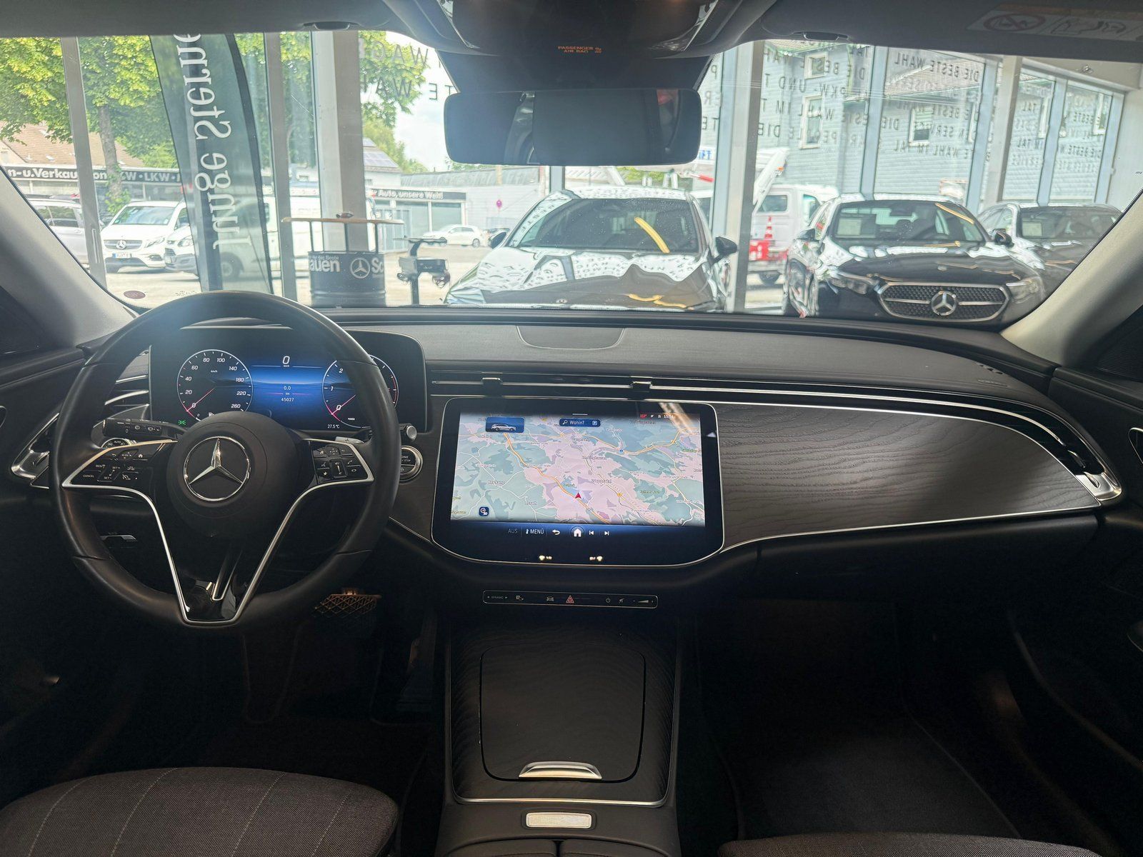 Fahrzeugabbildung Mercedes-Benz E 220 d T PANO+AHK+DISTRONIC+19"+WINTERPKT+KEYLE