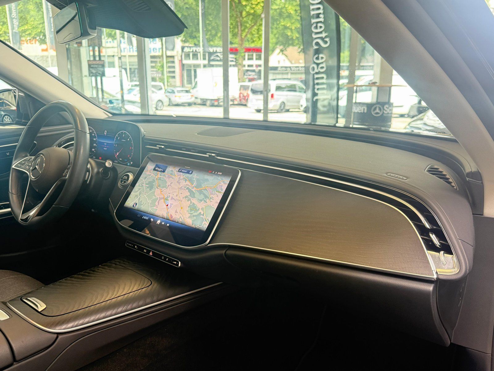 Fahrzeugabbildung Mercedes-Benz E 220 d T PANO+AHK+DISTRONIC+19"+WINTERPKT+KEYLE