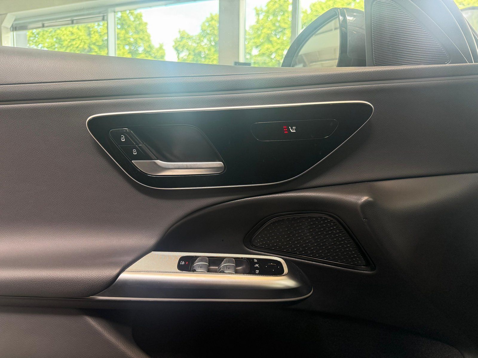 Fahrzeugabbildung Mercedes-Benz E 220 d T PANO+AHK+DISTRONIC+19"+WINTERPKT+KEYLE