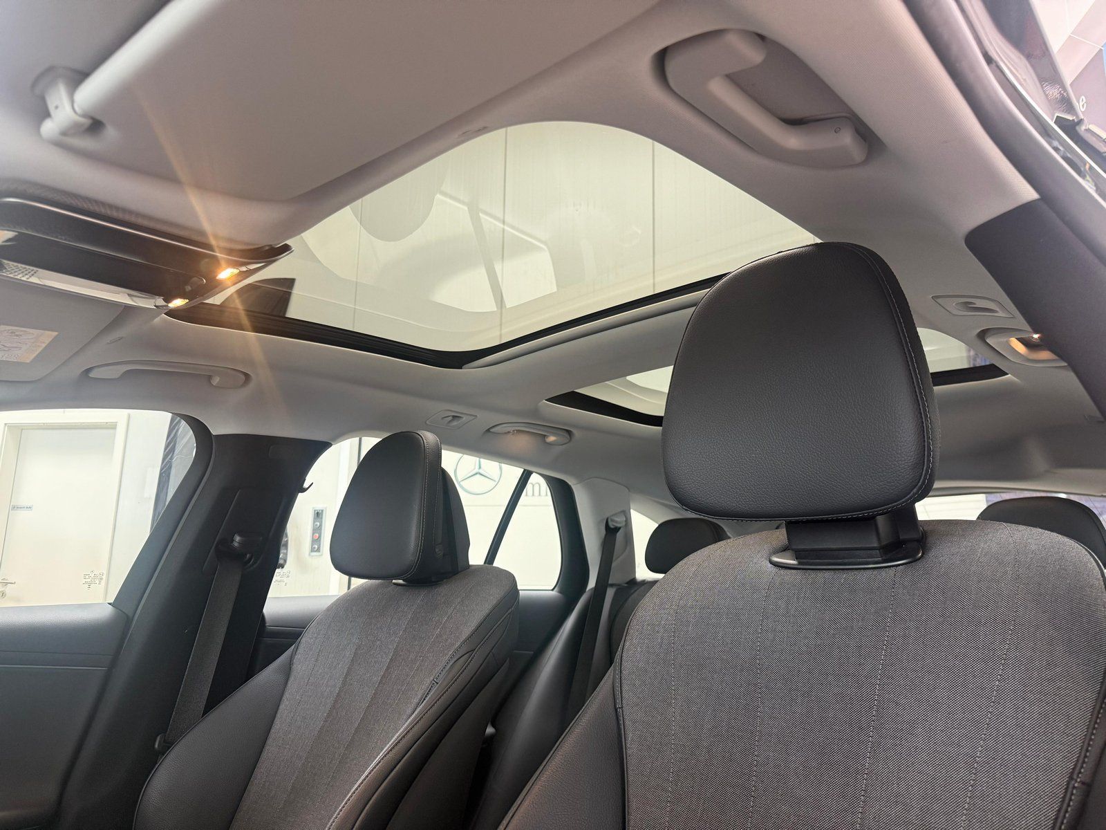 Fahrzeugabbildung Mercedes-Benz E 220 d T PANO+AHK+DISTRONIC+19"+WINTERPKT+KEYLE
