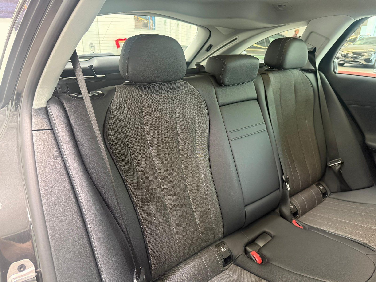 Fahrzeugabbildung Mercedes-Benz E 220 d T PANO+AHK+DISTRONIC+19"+WINTERPKT+KEYLE