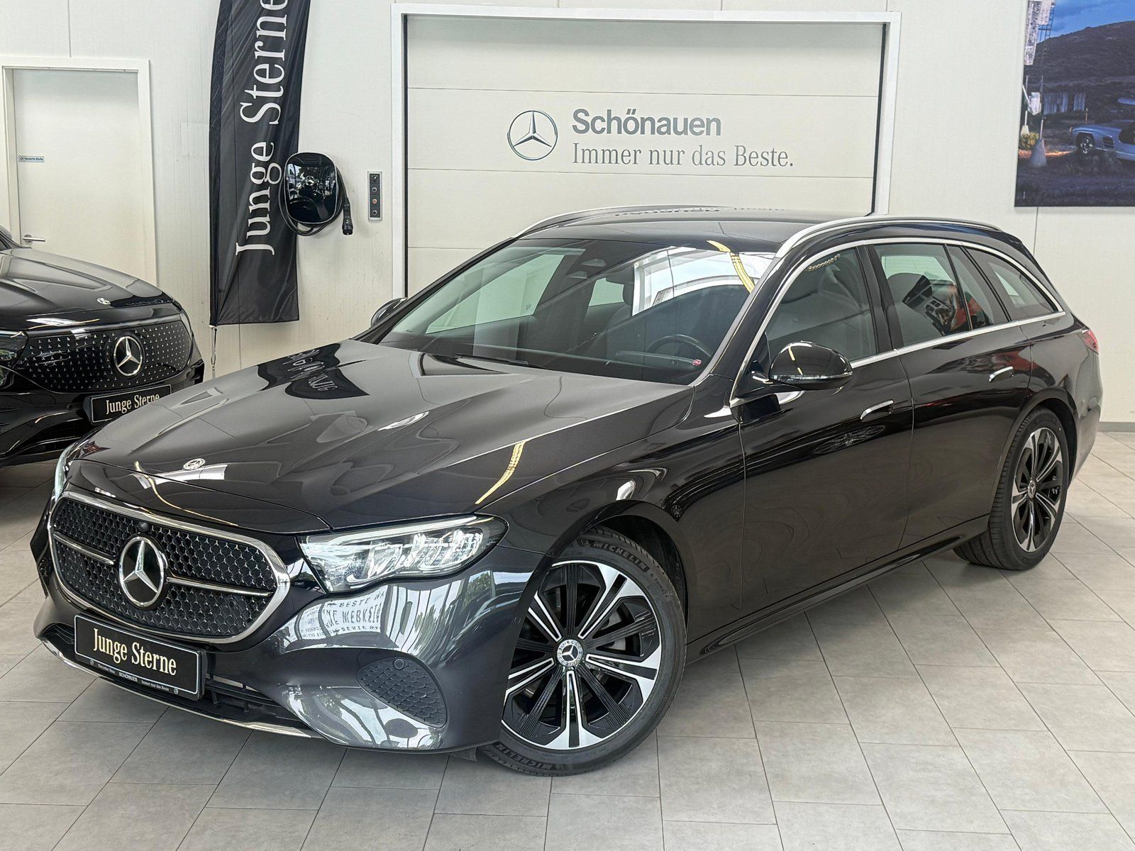 Fahrzeugabbildung Mercedes-Benz E 220 d T PANO+AHK+DISTRONIC+19"+WINTERPKT+KEYLE