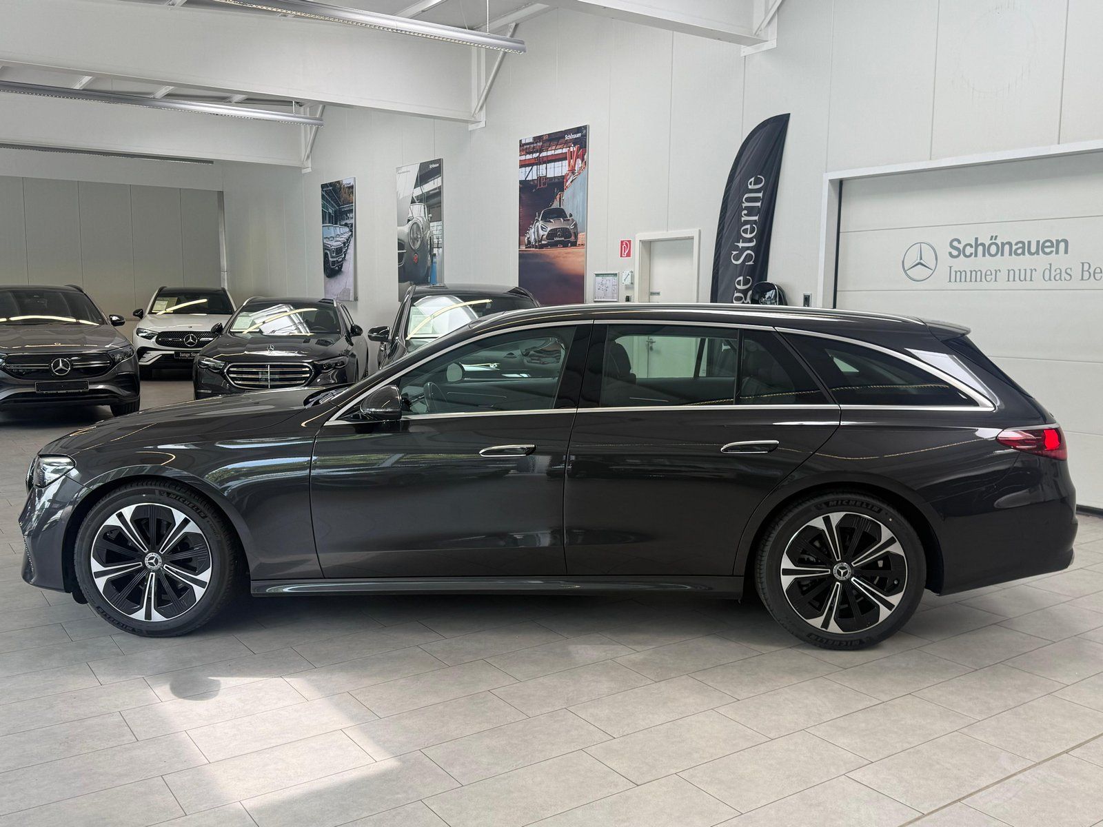 Fahrzeugabbildung Mercedes-Benz E 220 d T PANO+AHK+DISTRONIC+19"+WINTERPKT+KEYLE