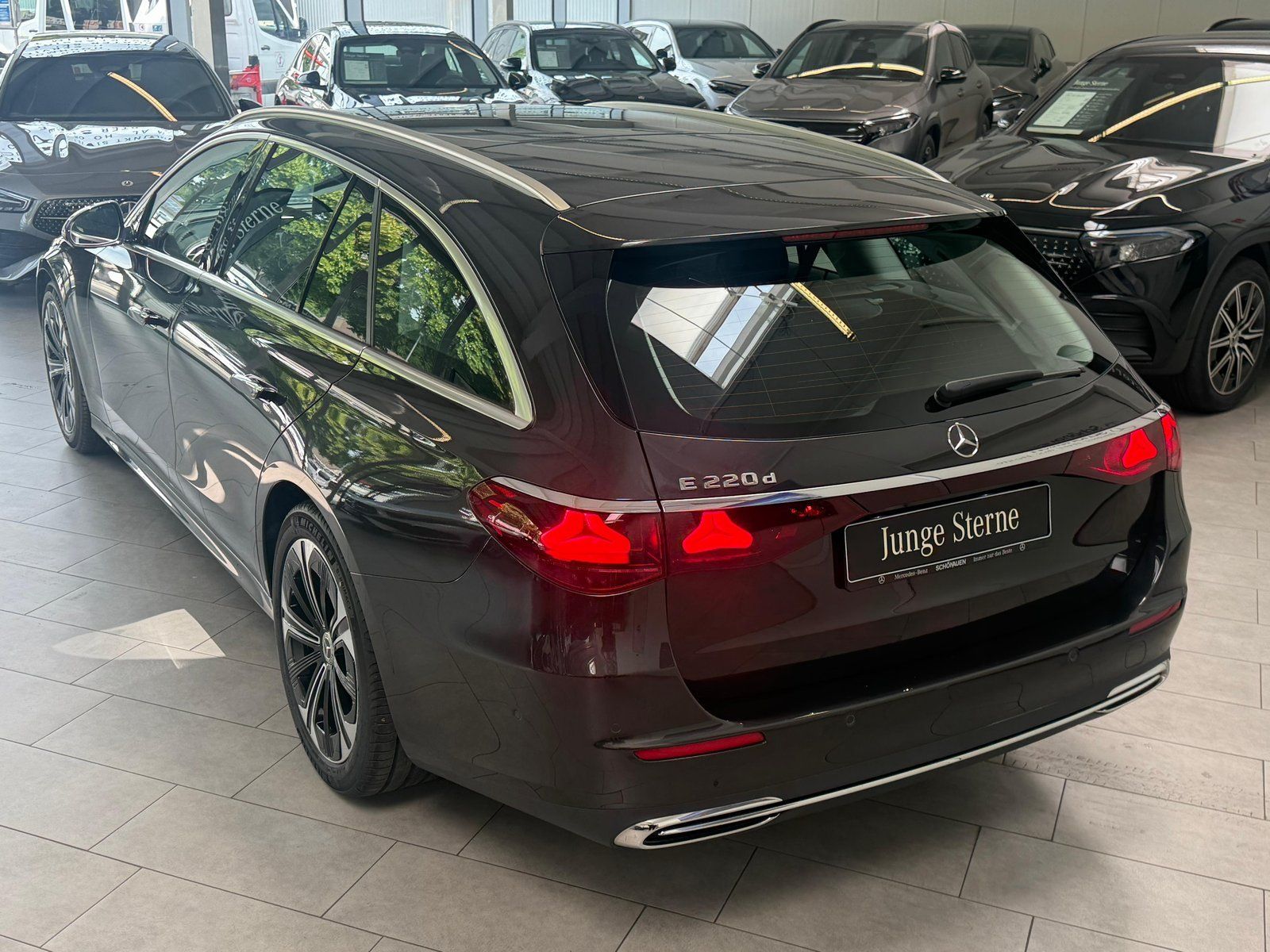 Fahrzeugabbildung Mercedes-Benz E 220 d T PANO+AHK+DISTRONIC+19"+WINTERPKT+KEYLE