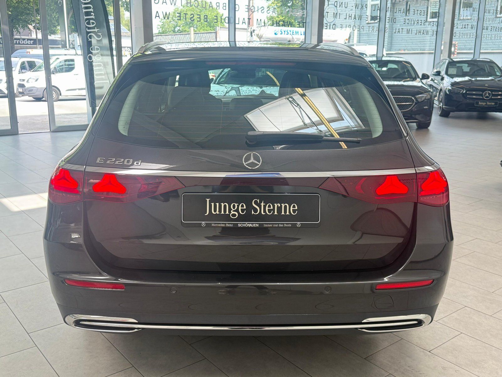 Fahrzeugabbildung Mercedes-Benz E 220 d T PANO+AHK+DISTRONIC+19"+WINTERPKT+KEYLE