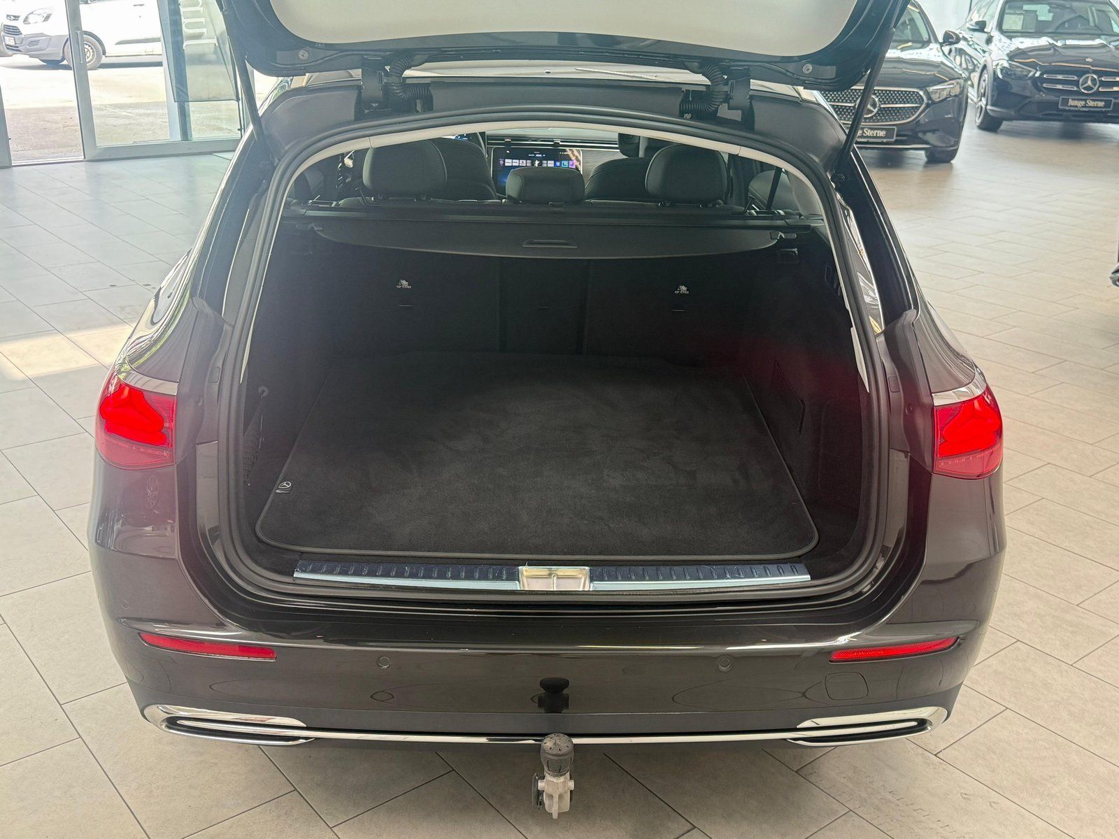 Fahrzeugabbildung Mercedes-Benz E 220 d T PANO+AHK+DISTRONIC+19"+WINTERPKT+KEYLE