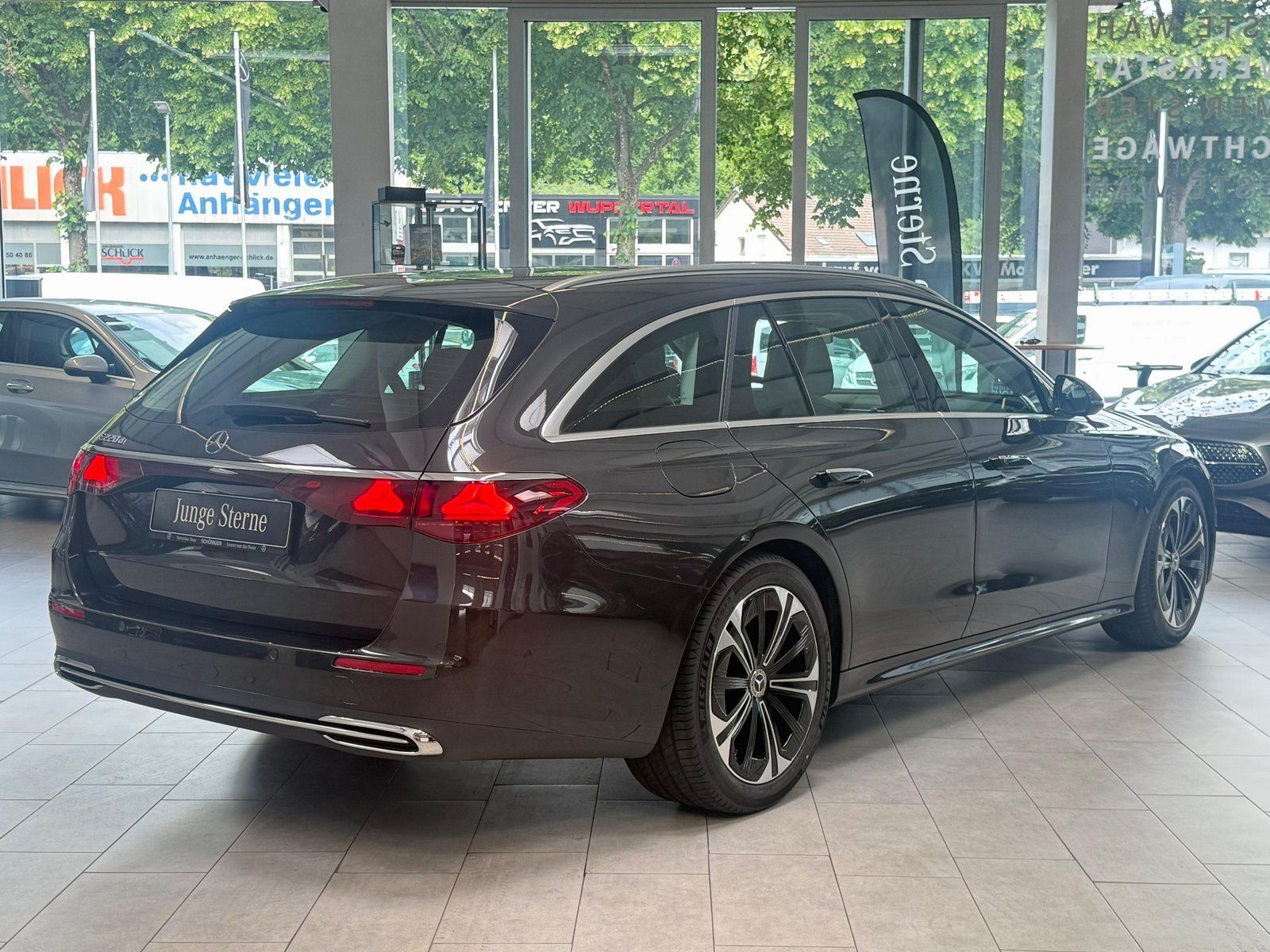 Fahrzeugabbildung Mercedes-Benz E 220 d T PANO+AHK+DISTRONIC+19"+WINTERPKT+KEYLE