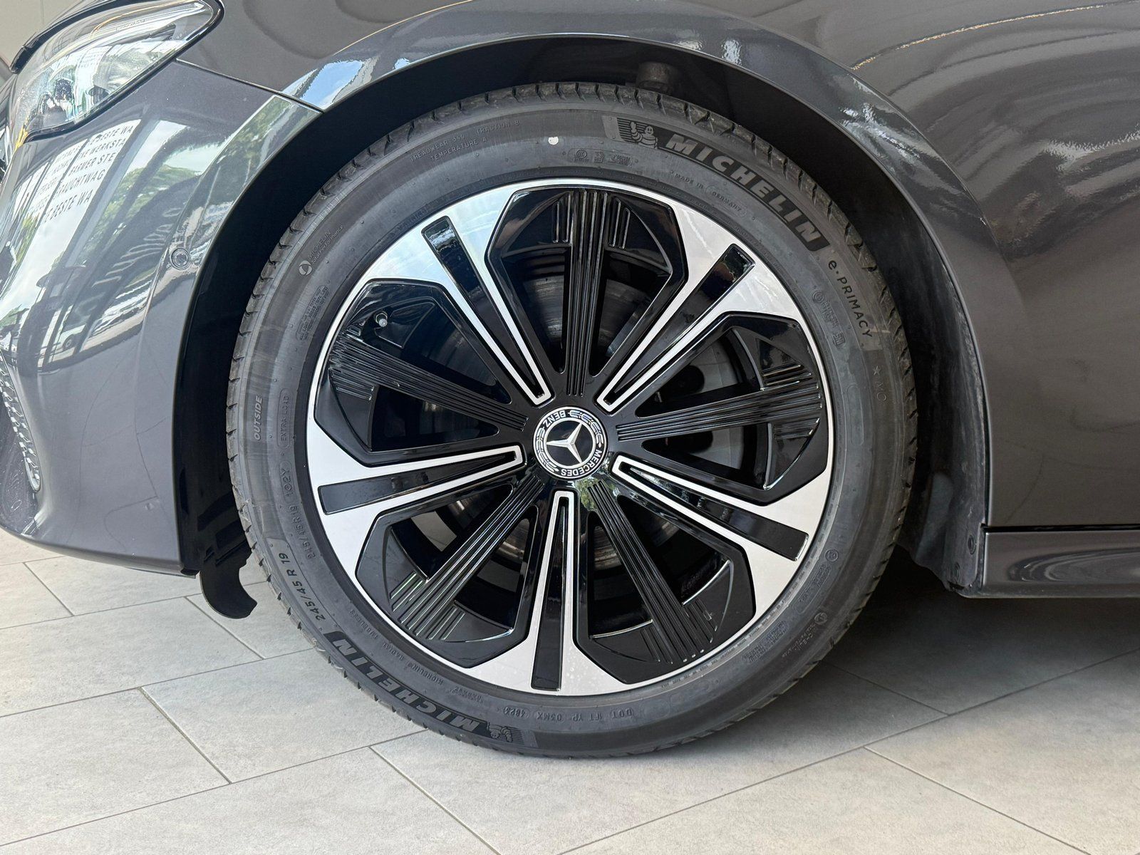 Fahrzeugabbildung Mercedes-Benz E 220 d T PANO+AHK+DISTRONIC+19"+WINTERPKT+KEYLE