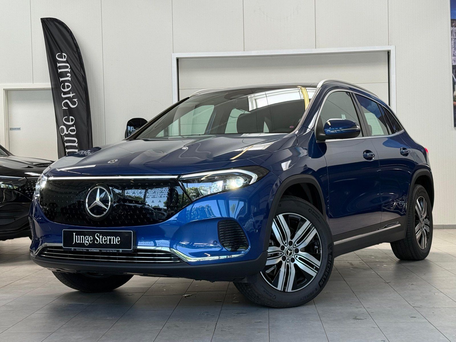 Mercedes-Benz EQA 300 4MATIC PANO+AHK+CARPLAY+VZ+WINTERPKT+18"