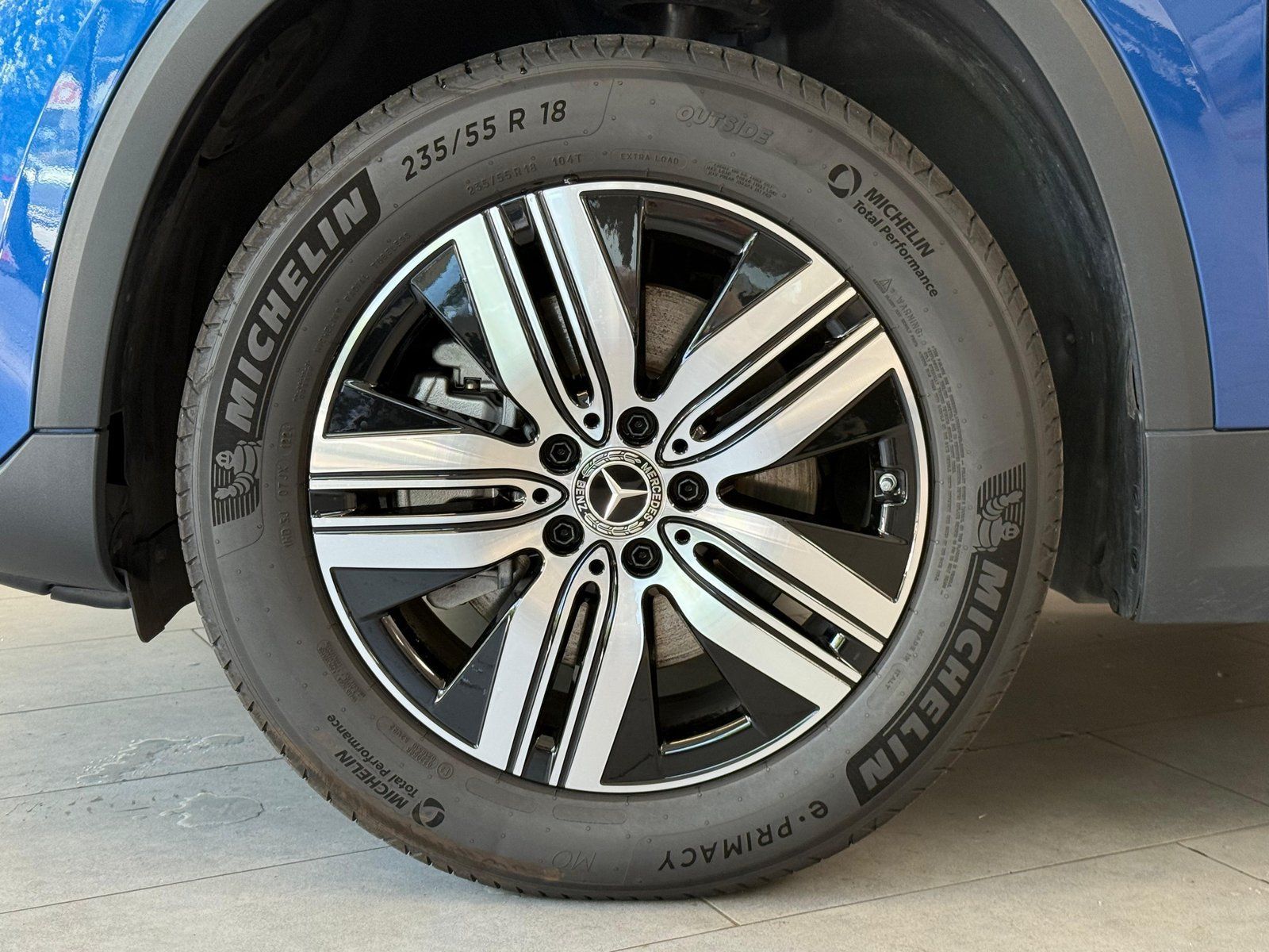 Fahrzeugabbildung Mercedes-Benz EQA 300 4MATIC PANO+AHK+CARPLAY+VZ+WINTERPKT+18"