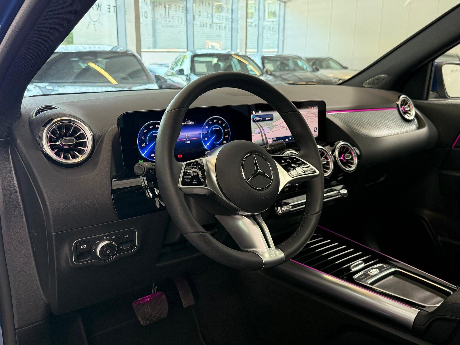 Fahrzeugabbildung Mercedes-Benz EQA 300 4MATIC PANO+AHK+CARPLAY+VZ+WINTERPKT+18"