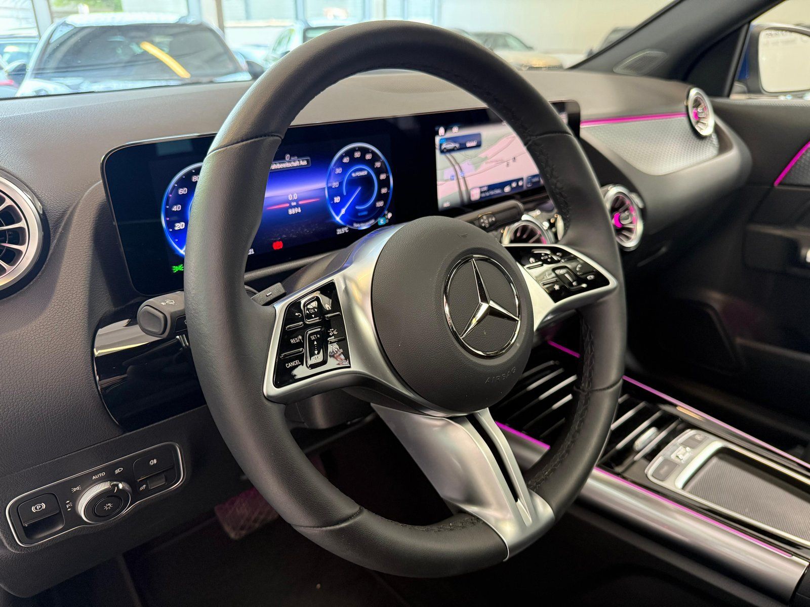 Fahrzeugabbildung Mercedes-Benz EQA 300 4MATIC PANO+AHK+CARPLAY+VZ+WINTERPKT+18"