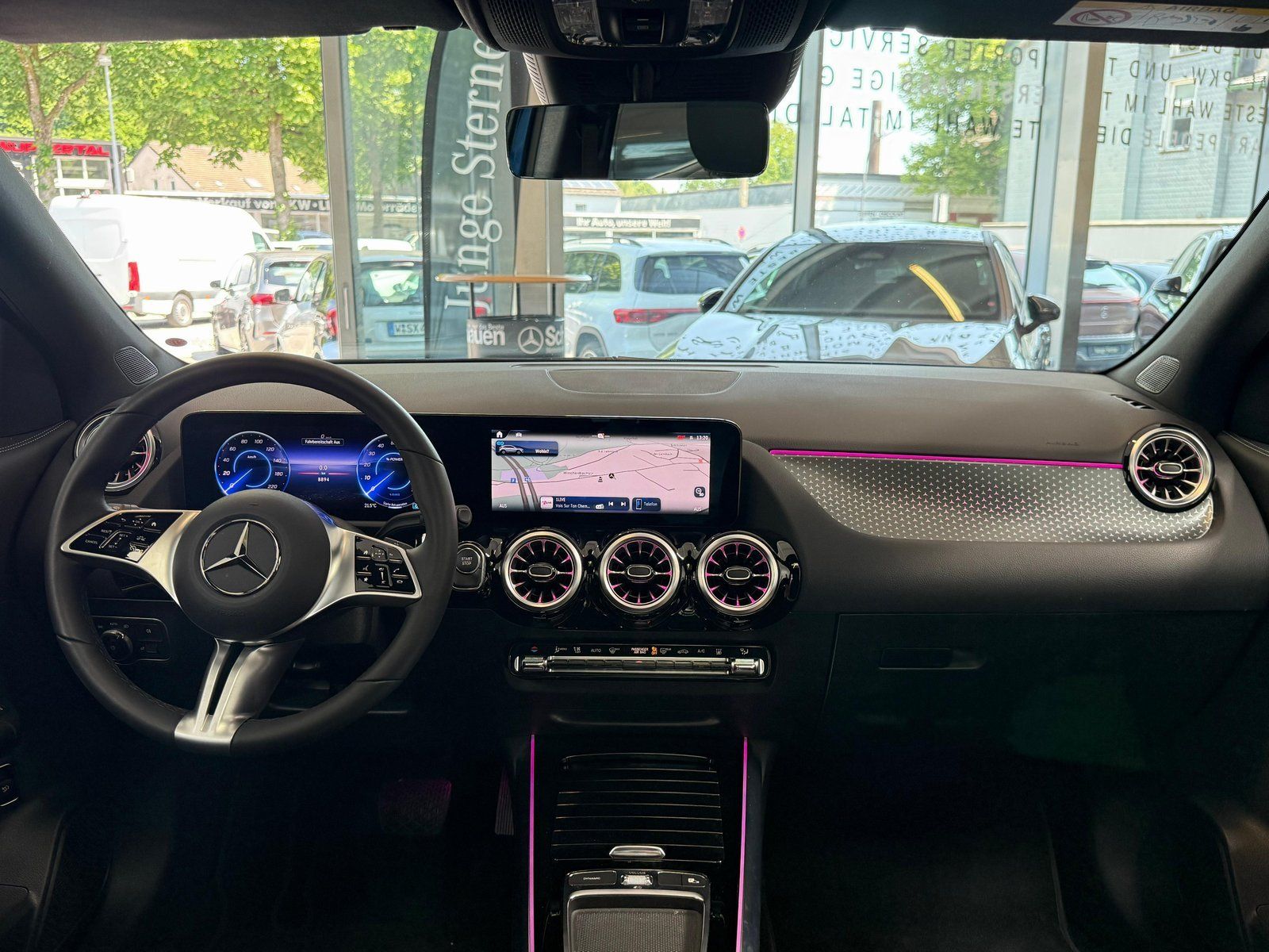 Fahrzeugabbildung Mercedes-Benz EQA 300 4MATIC PANO+AHK+CARPLAY+VZ+WINTERPKT+18"