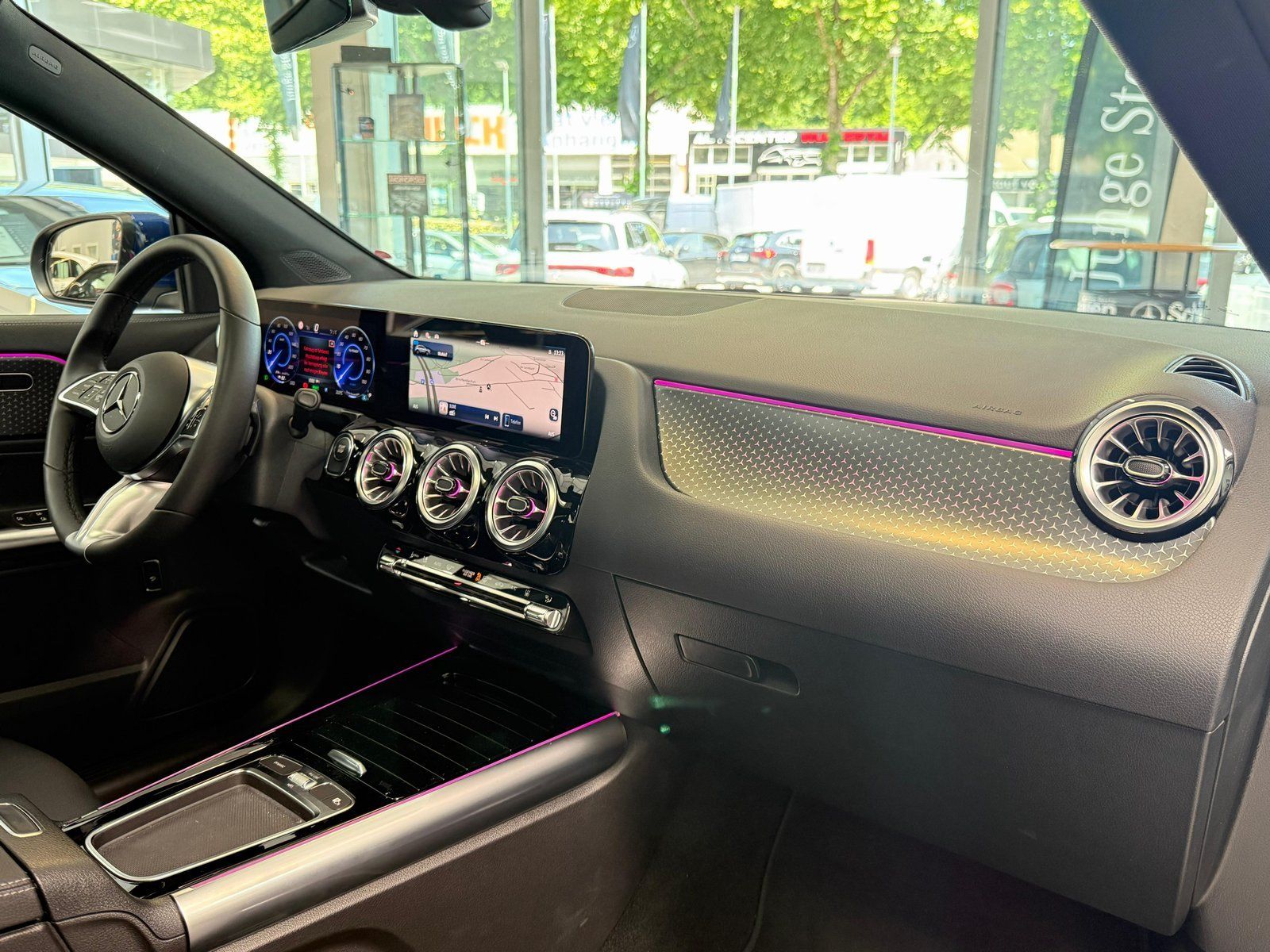 Fahrzeugabbildung Mercedes-Benz EQA 300 4MATIC PANO+AHK+CARPLAY+VZ+WINTERPKT+18"