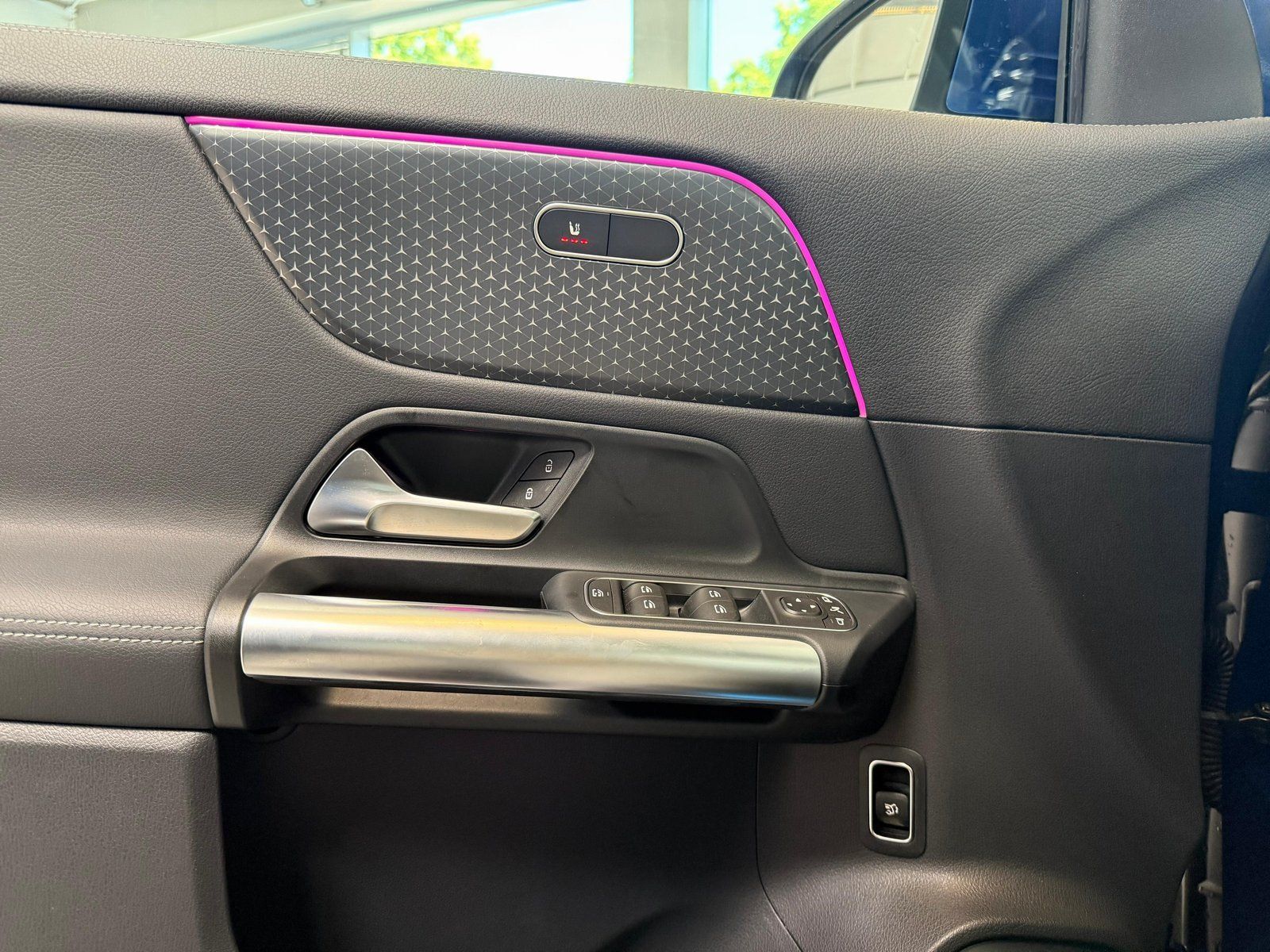 Fahrzeugabbildung Mercedes-Benz EQA 300 4MATIC PANO+AHK+CARPLAY+VZ+WINTERPKT+18"