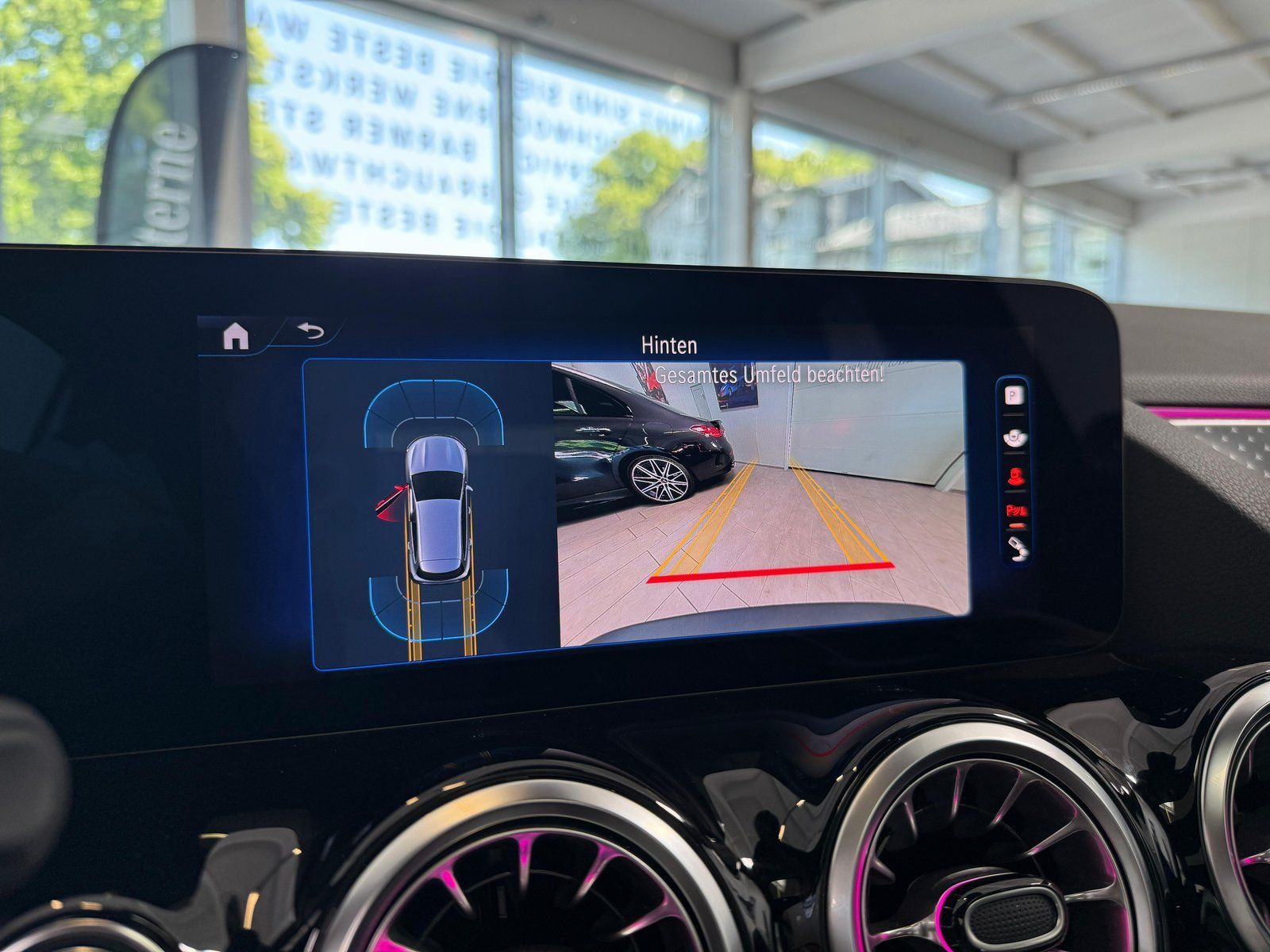 Fahrzeugabbildung Mercedes-Benz EQA 300 4MATIC PANO+AHK+CARPLAY+VZ+WINTERPKT+18"