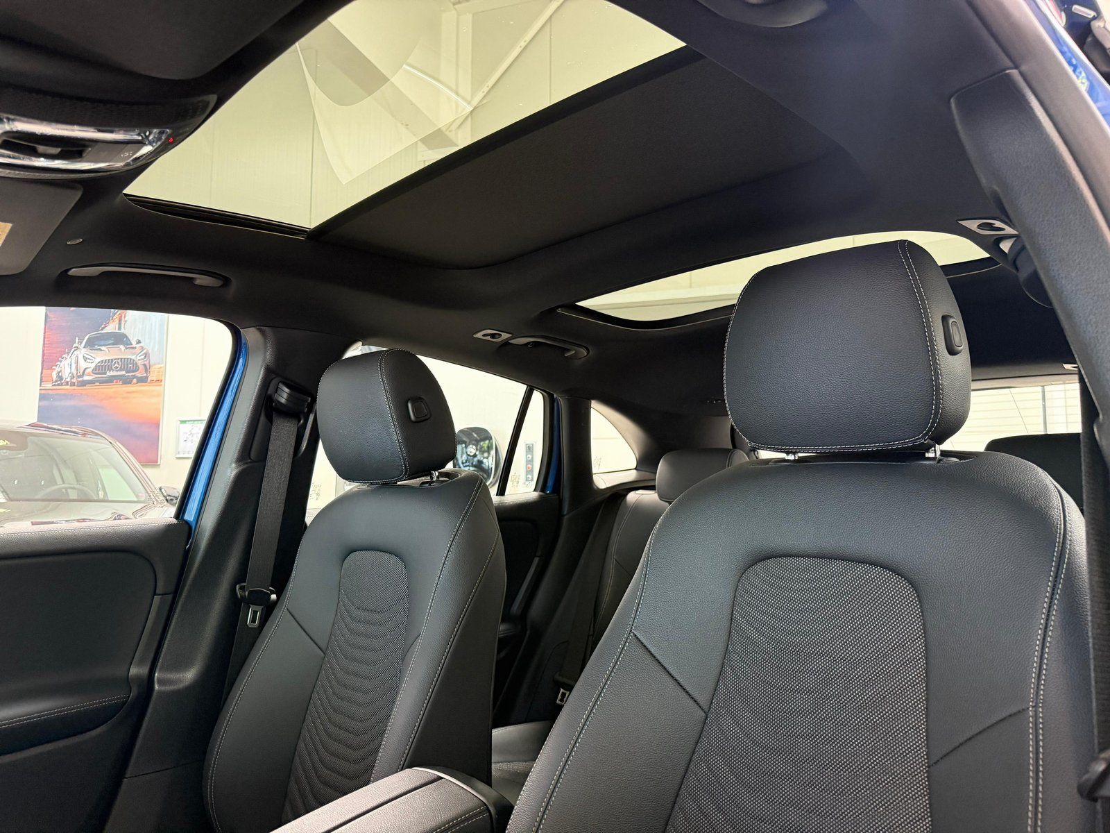 Fahrzeugabbildung Mercedes-Benz EQA 300 4MATIC PANO+AHK+CARPLAY+VZ+WINTERPKT+18"