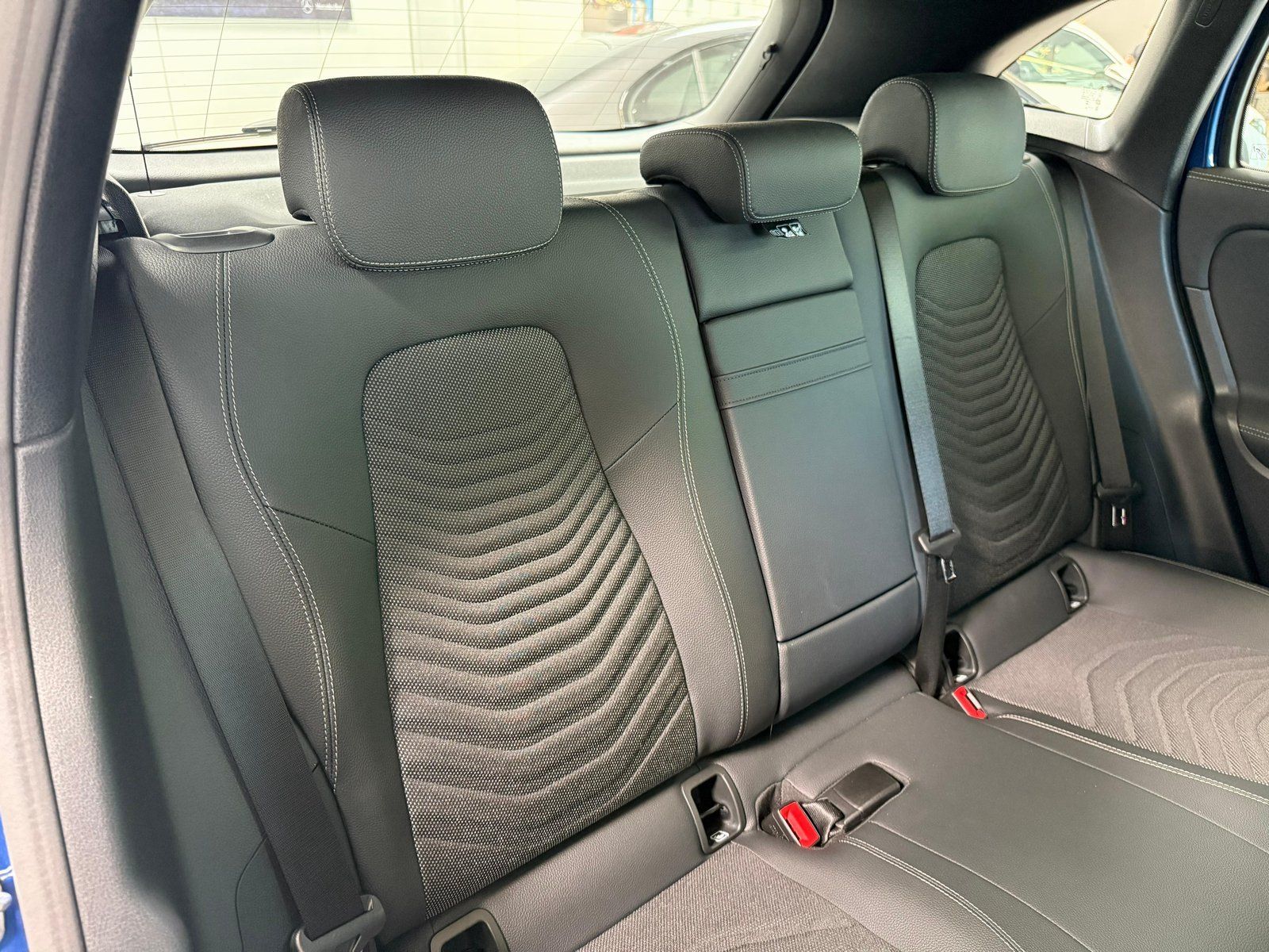 Fahrzeugabbildung Mercedes-Benz EQA 300 4MATIC PANO+AHK+CARPLAY+VZ+WINTERPKT+18"