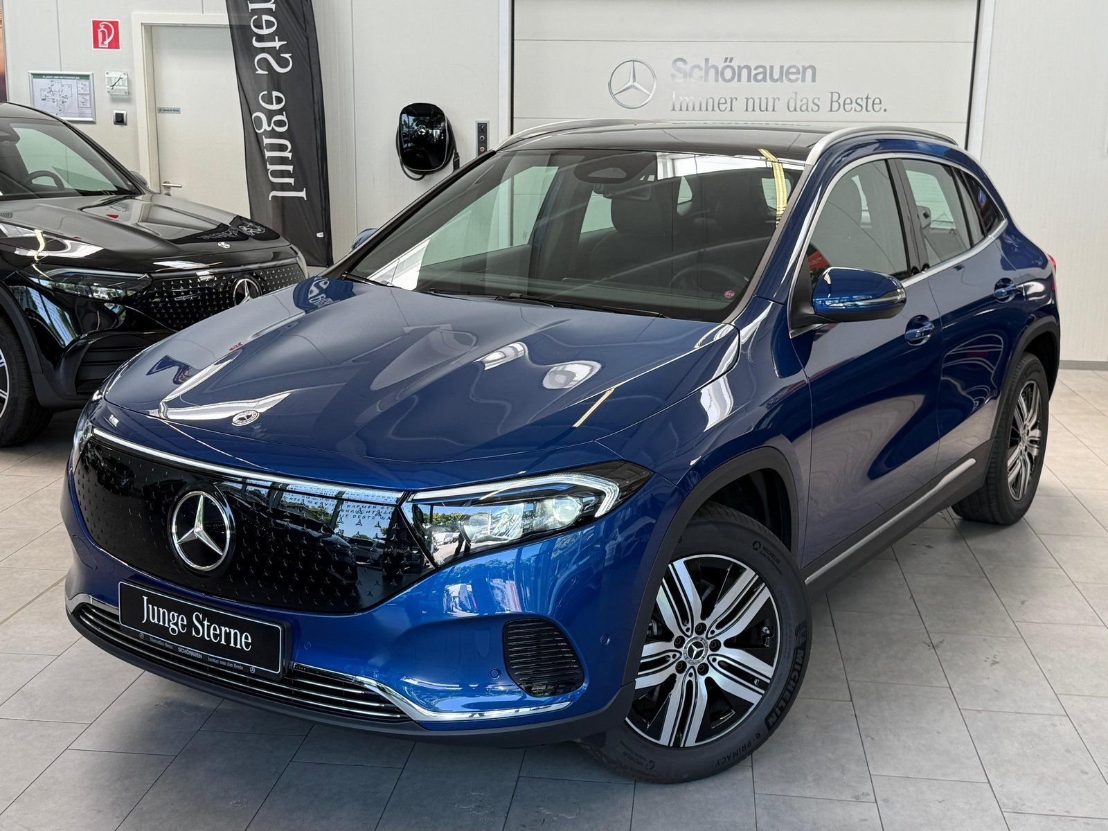 Fahrzeugabbildung Mercedes-Benz EQA 300 4MATIC PANO+AHK+CARPLAY+VZ+WINTERPKT+18"