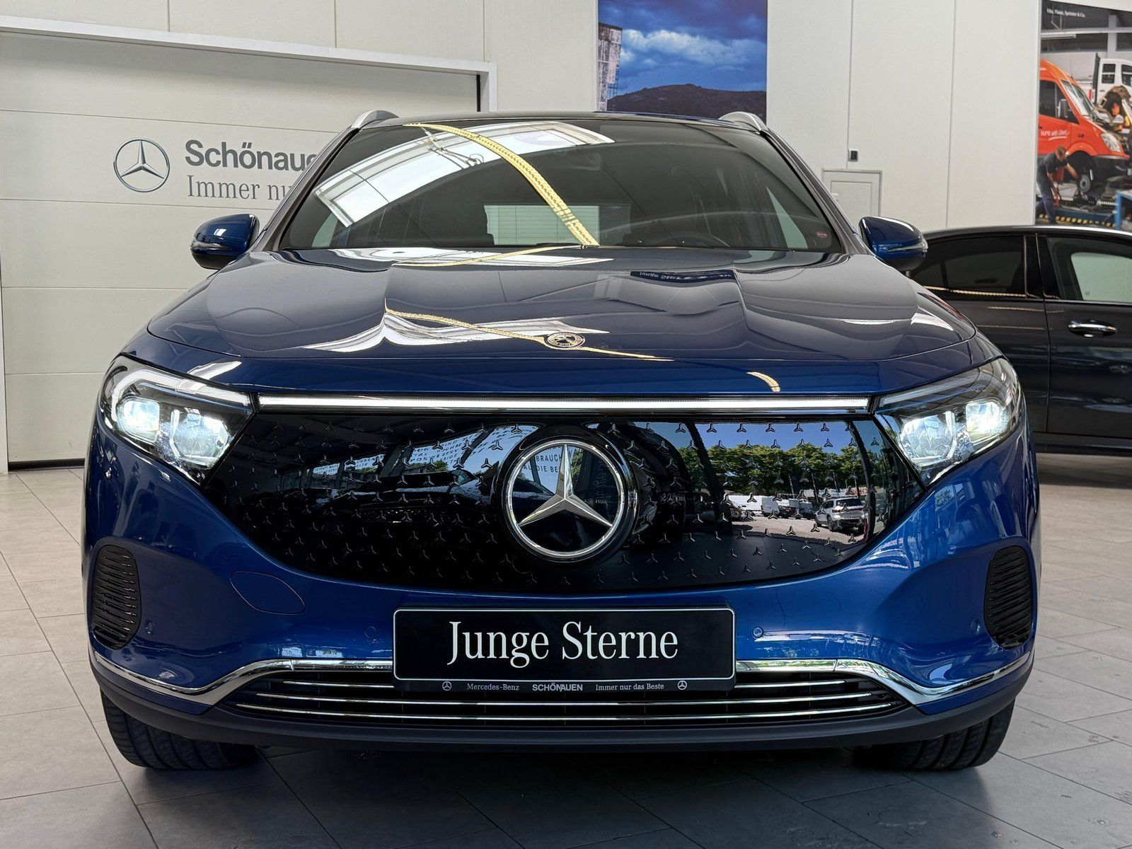 Fahrzeugabbildung Mercedes-Benz EQA 300 4MATIC PANO+AHK+CARPLAY+VZ+WINTERPKT+18"