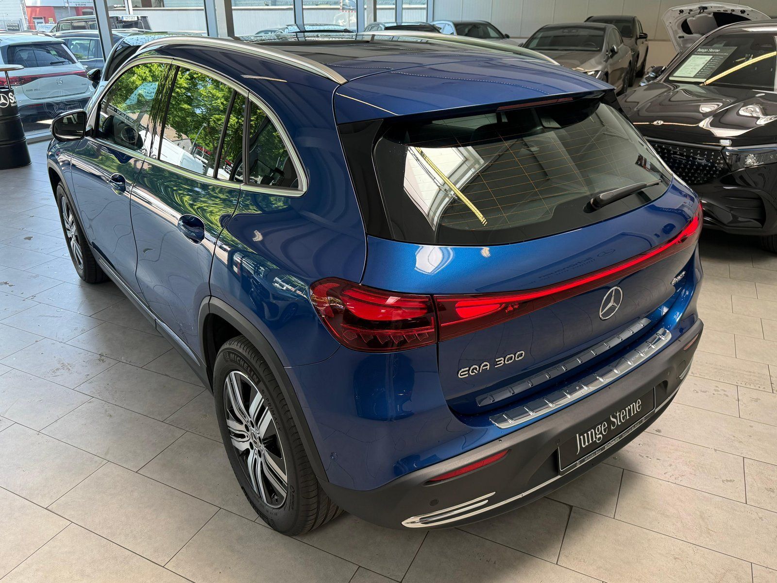 Fahrzeugabbildung Mercedes-Benz EQA 300 4MATIC PANO+AHK+CARPLAY+VZ+WINTERPKT+18"