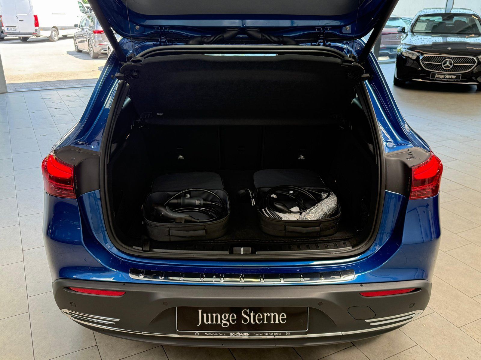 Fahrzeugabbildung Mercedes-Benz EQA 300 4MATIC PANO+AHK+CARPLAY+VZ+WINTERPKT+18"