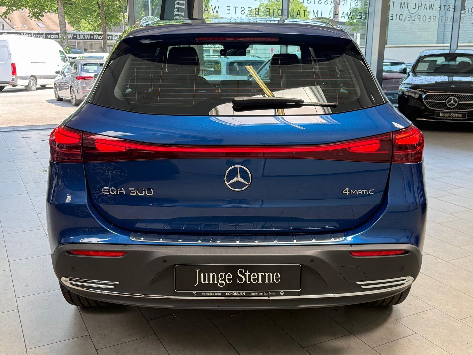 Fahrzeugabbildung Mercedes-Benz EQA 300 4MATIC PANO+AHK+CARPLAY+VZ+WINTERPKT+18"