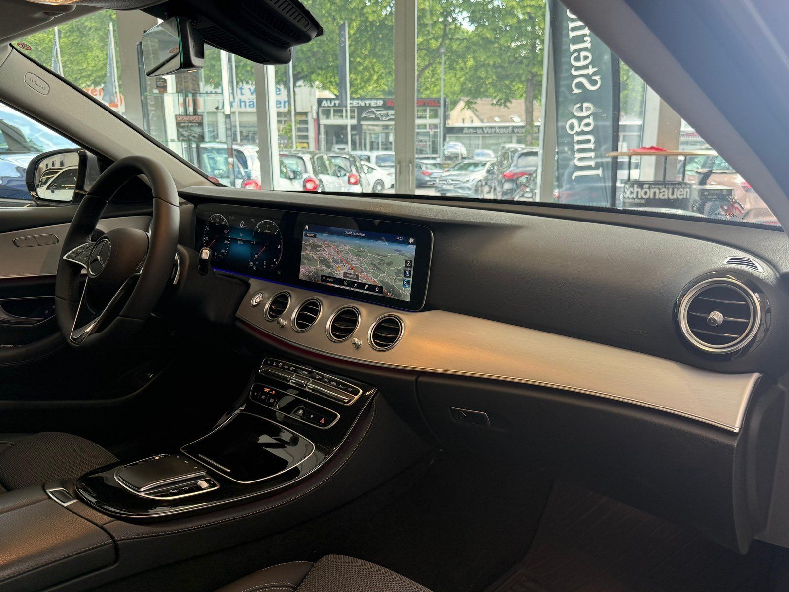 Fahrzeugabbildung Mercedes-Benz E 220 d T MBUX+LED+CARPLAY+SPUR+EASYPACK+SHZ