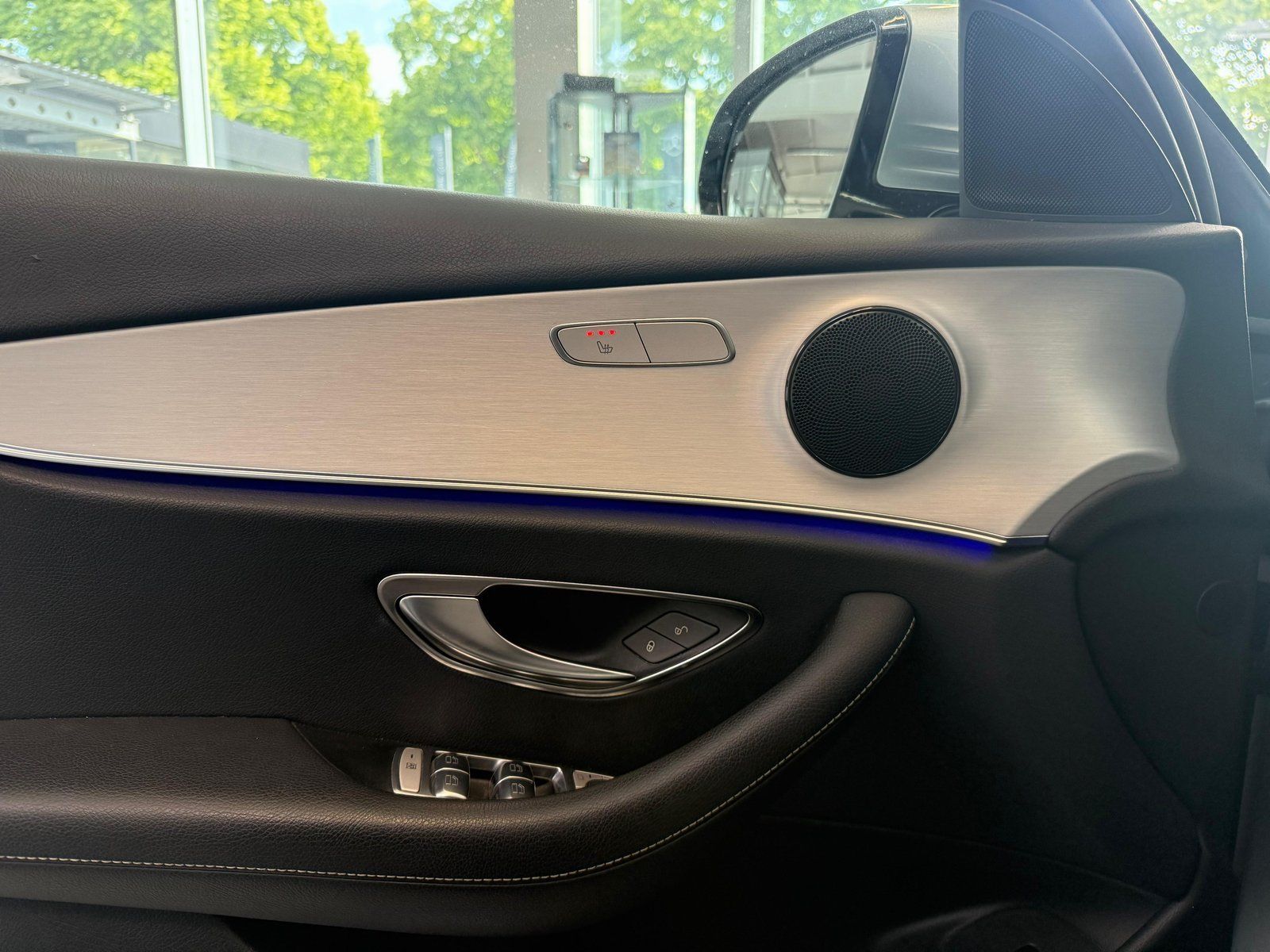 Fahrzeugabbildung Mercedes-Benz E 220 d T MBUX+LED+CARPLAY+SPUR+EASYPACK+SHZ